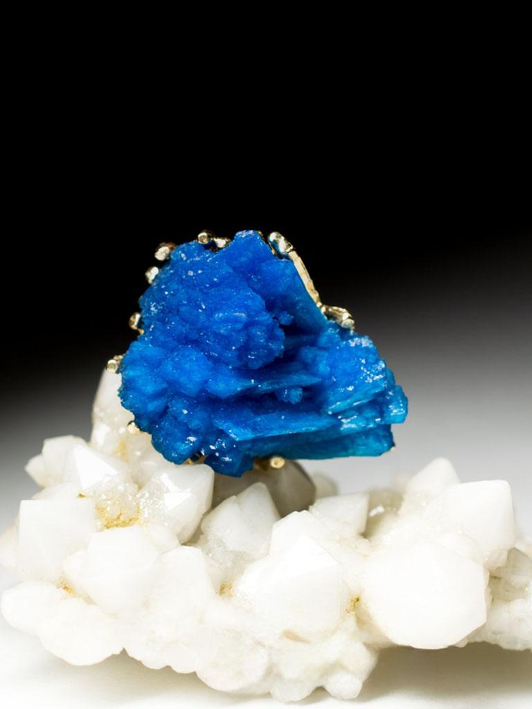 Cavansite Crystals Ring Yellow Gold Neon Blue Raw Natural Indian Gem Unisex In New Condition For Sale In Berlin, DE