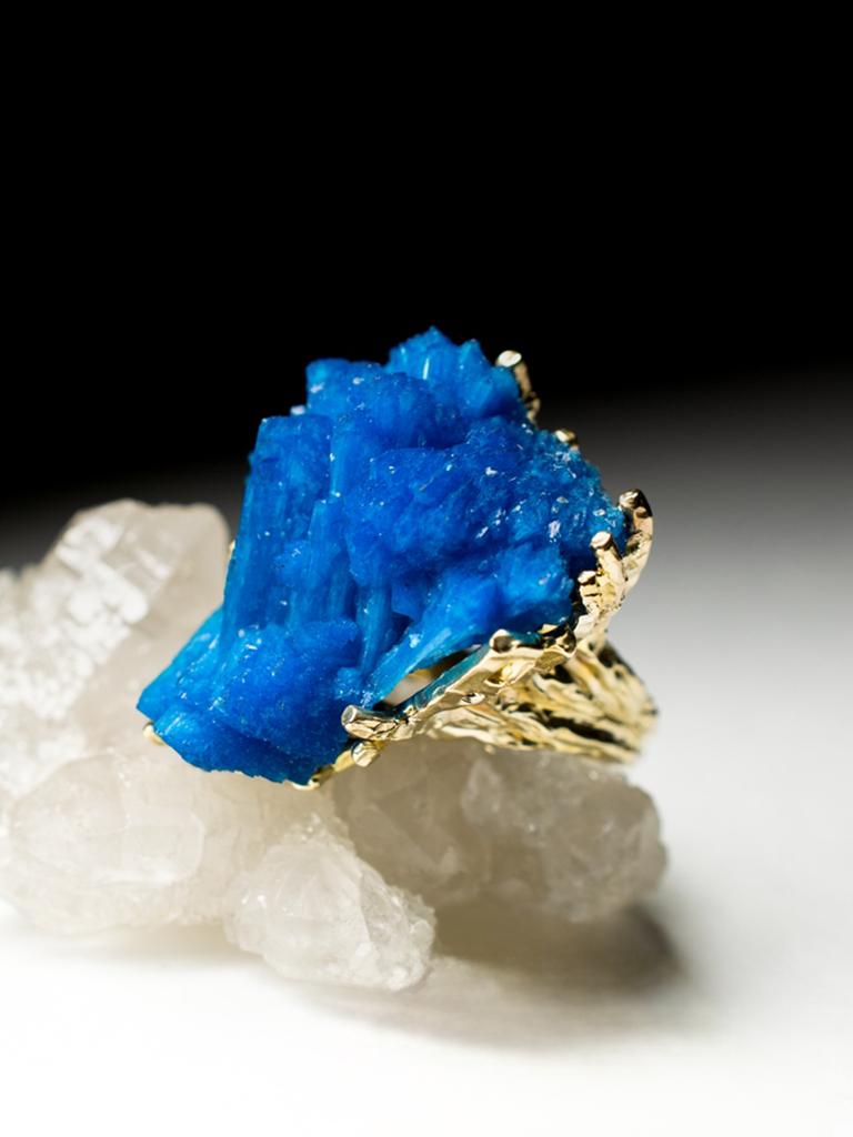 Artisan Cavansite Crystals Ring Yellow Gold Neon Blue Raw Natural Indian Gem Unisex For Sale