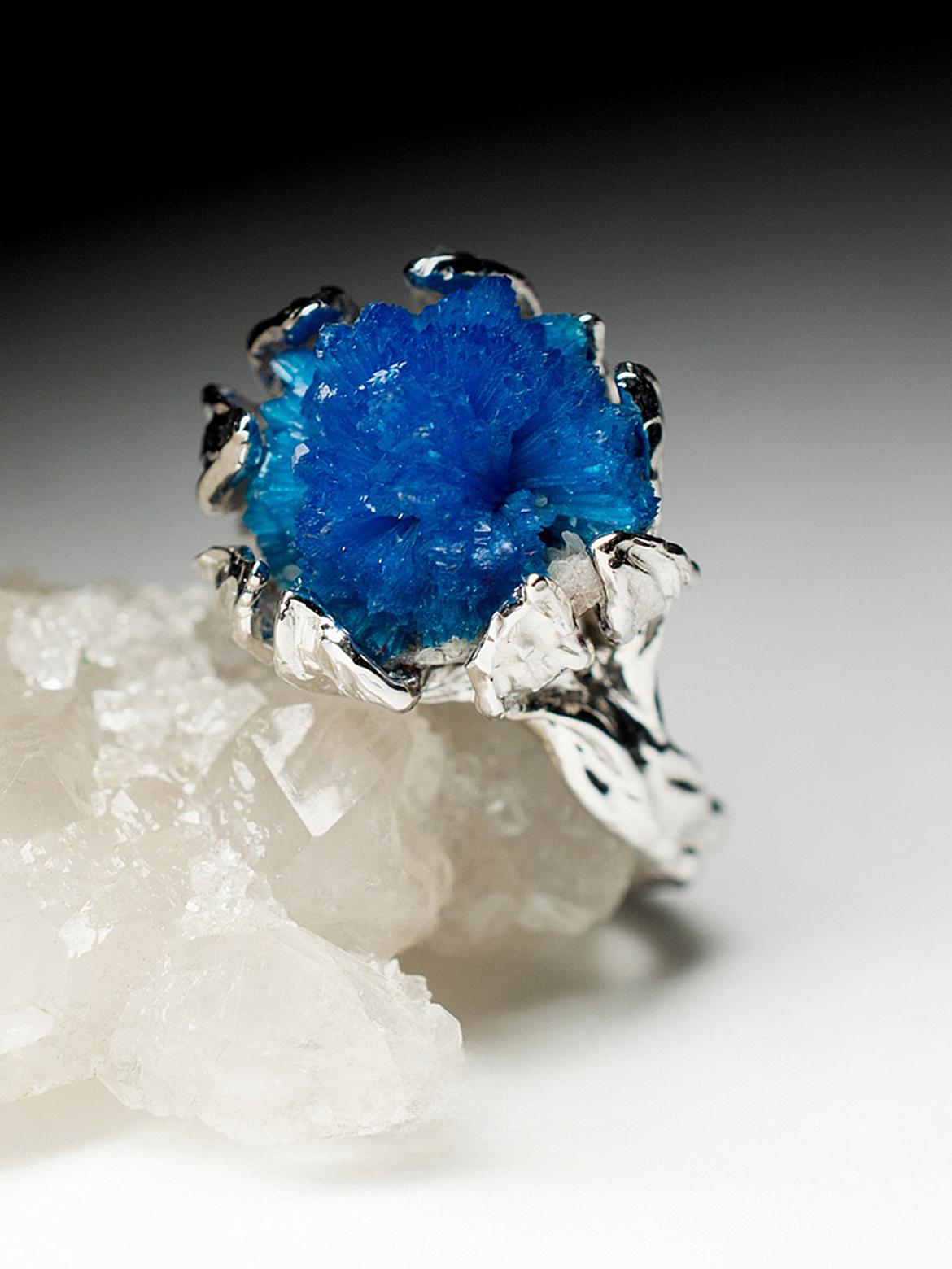 Cavansite Flower Gold Ring Art Nouveau Style Bright Blue Raw Uncut Rare Crystals For Sale 4