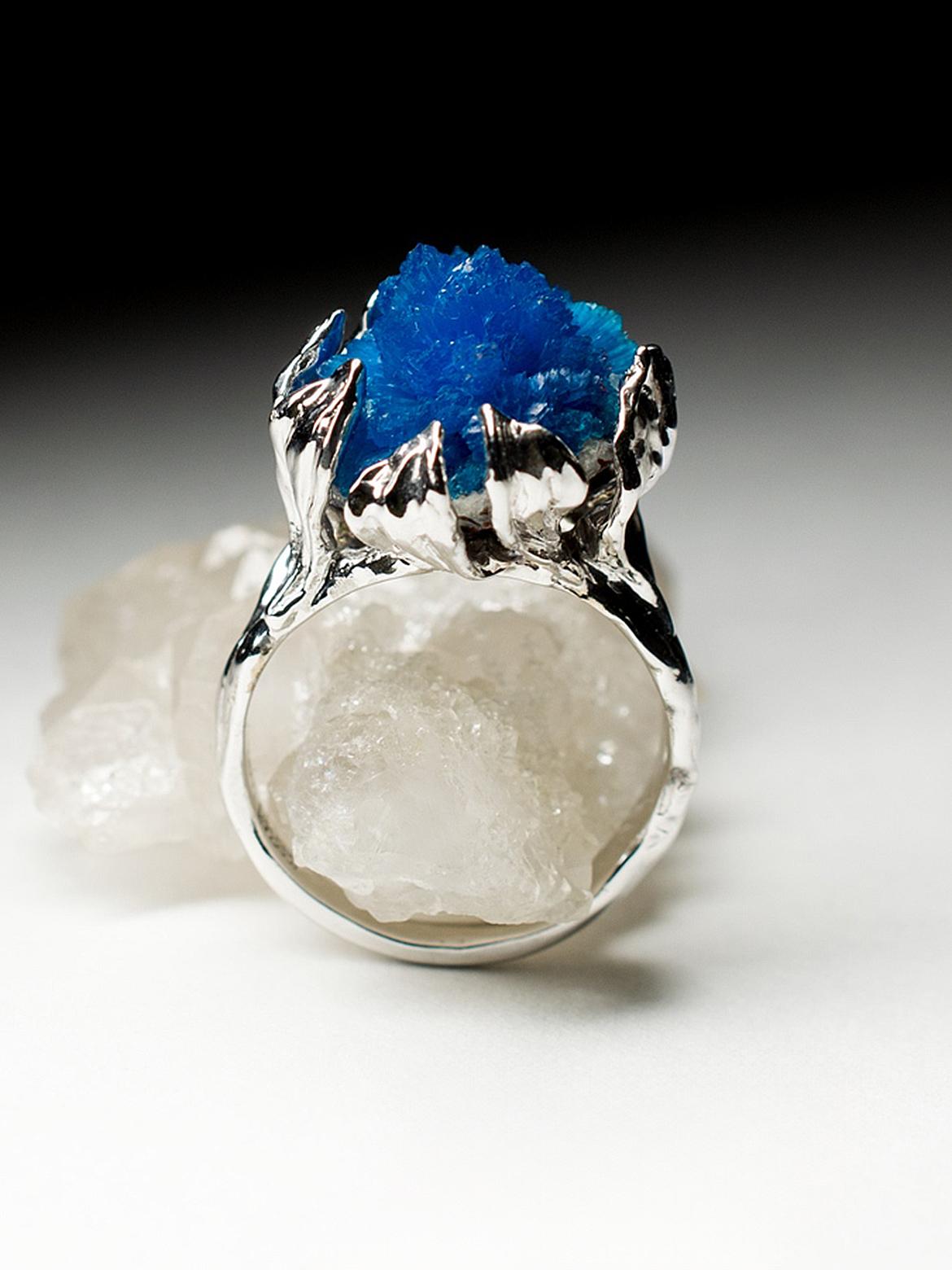 Cavansite Flower Gold Ring Art Nouveau Style Bright Blue Raw Uncut Rare Crystals In New Condition For Sale In Berlin, DE