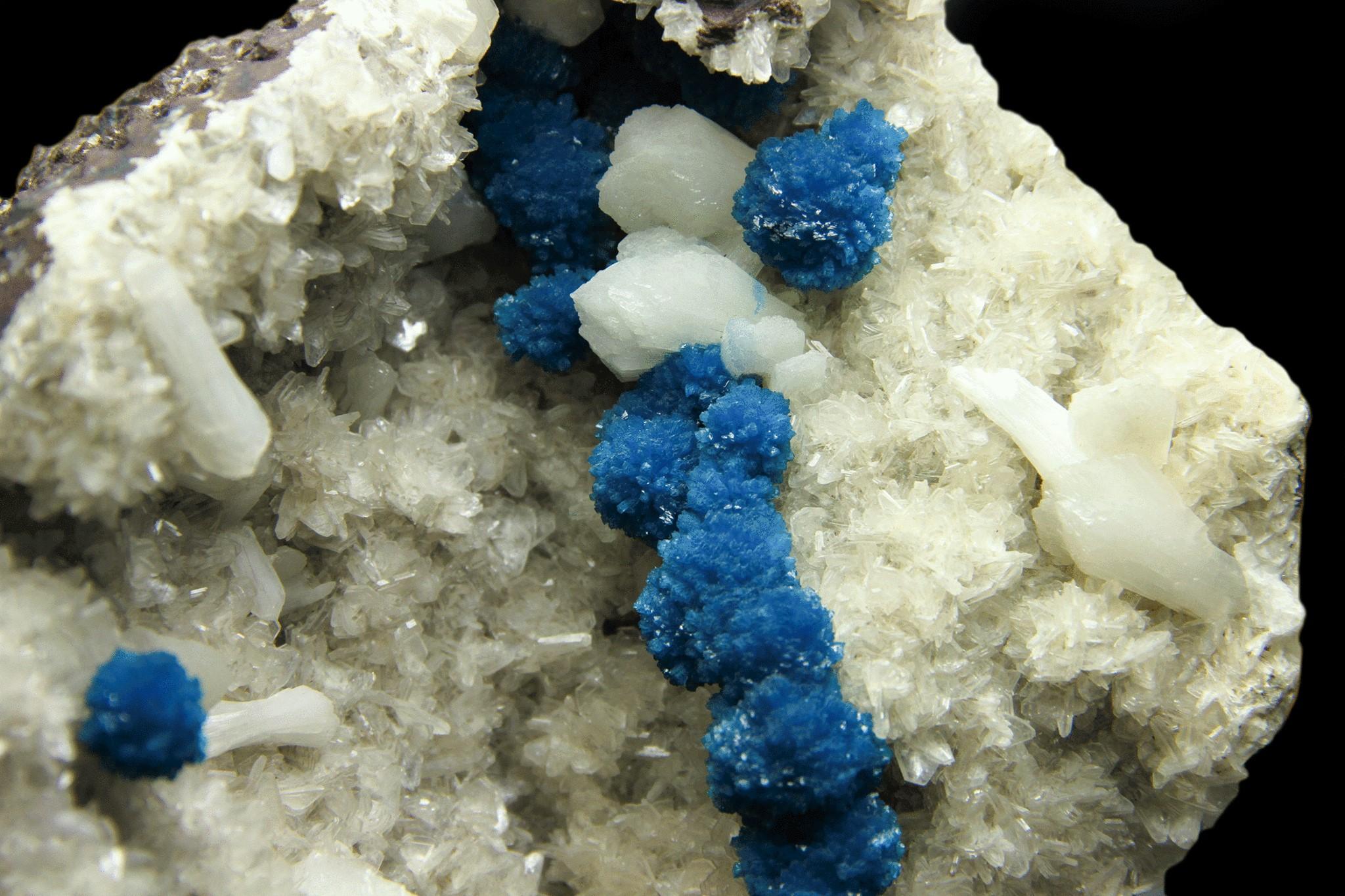 Cavansite on Quartz with Stilbite from Wagholi Quarry, Maharashtra, India In New Condition For Sale In New York, NY