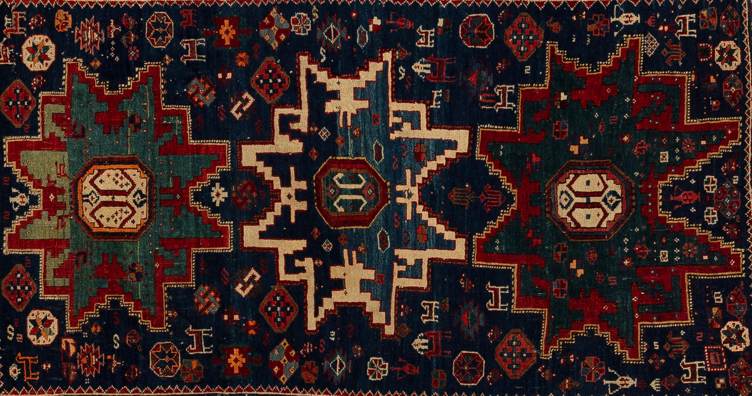 Questo pezzo Cavasan Kuba rappresenta la raffinata arte della tradizione di tessitura Kuba del Caucaso orientale. Noti per il loro vello finemente annodato e per i dettagli intricati, i tappeti e i frammenti Kuba mostrano spesso un'armonia di