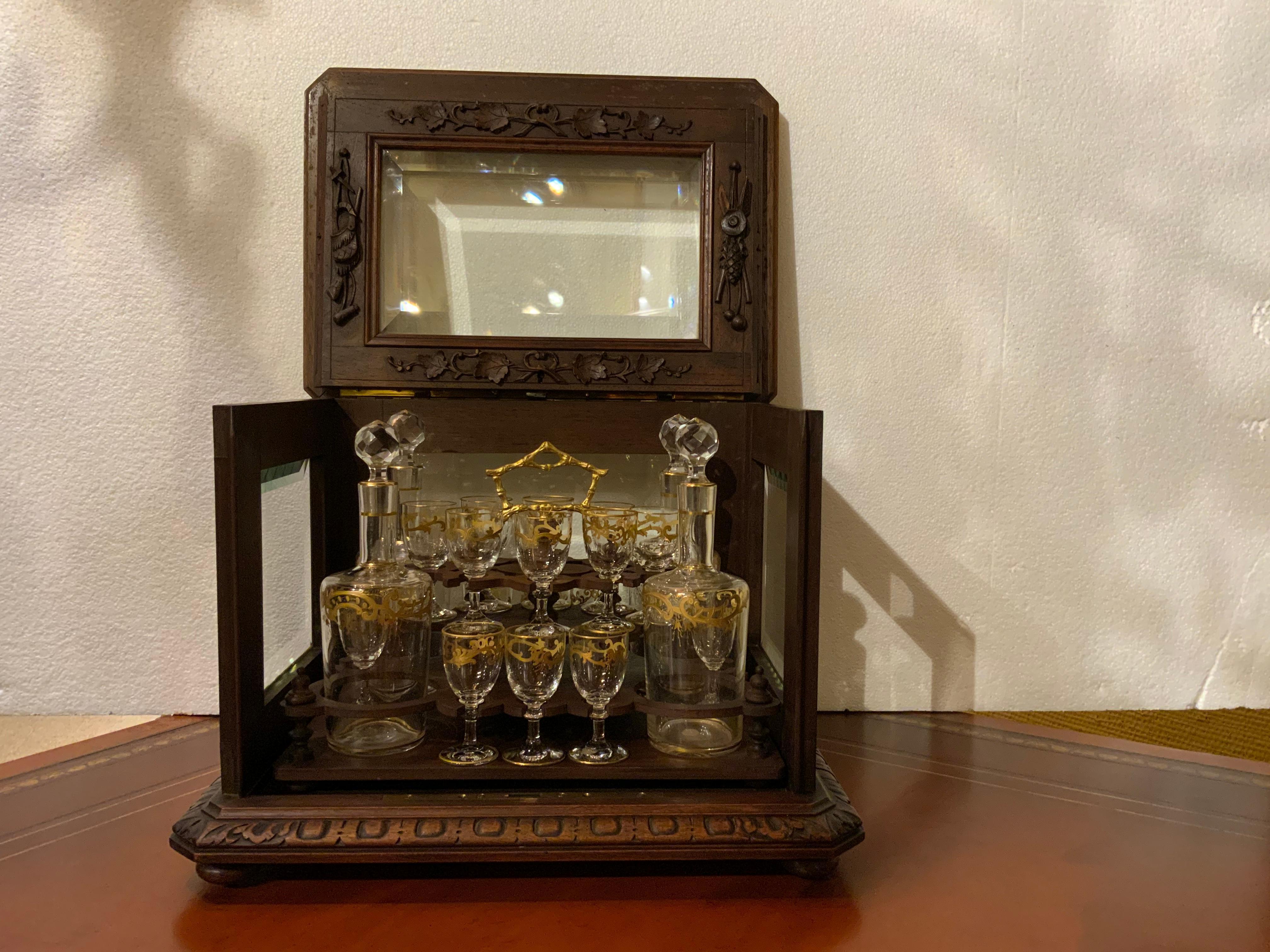 XIXe siècle Ensemble de carafes à liqueur Cave a Liqueur dans une boîte sculptée avec carafes/ampoules en cristal de St Louis en vente
