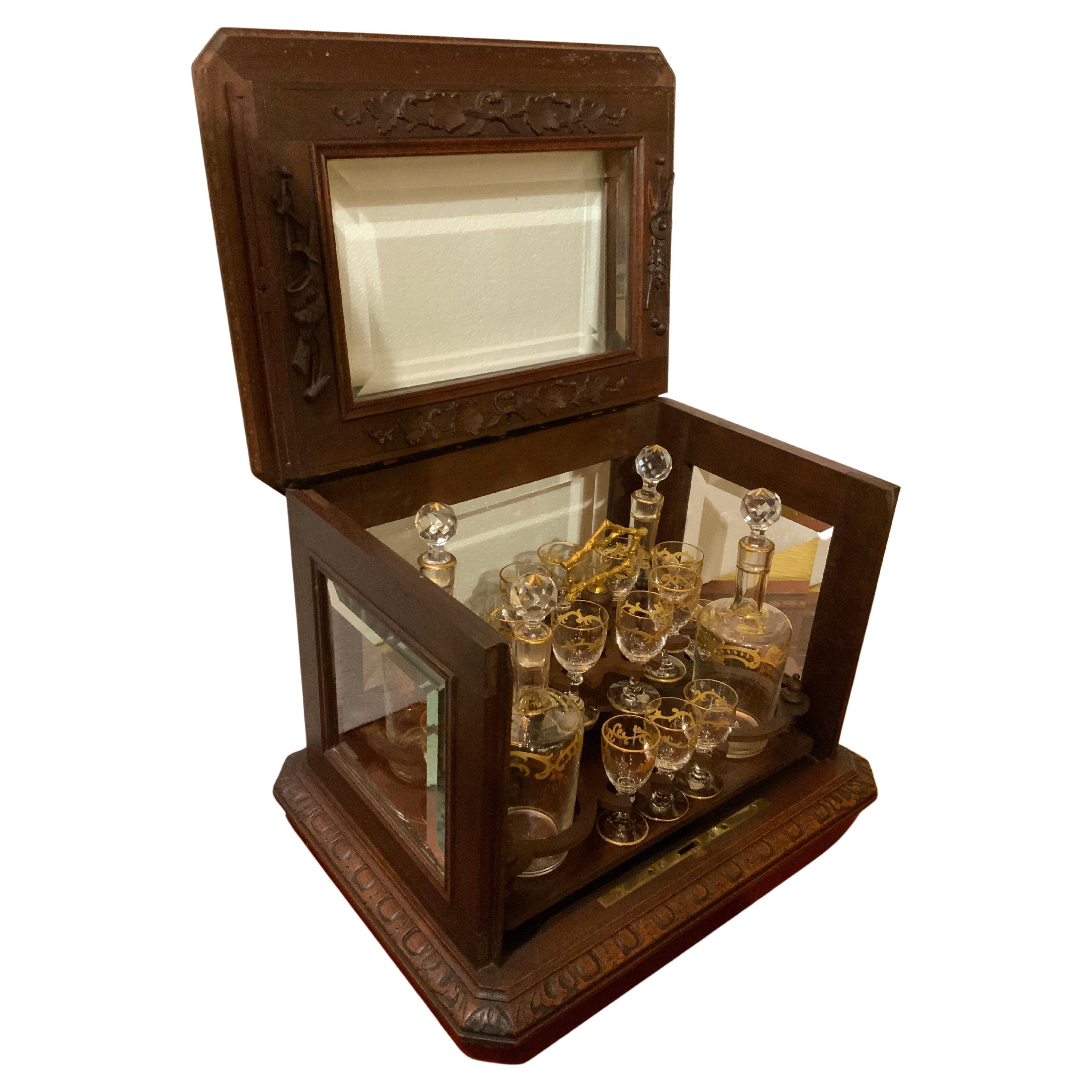 Cave a Liqueur-Dekanter-Set in geschnitzter Schachtel mit St Louis-Kristallkaraffen/Stempeln