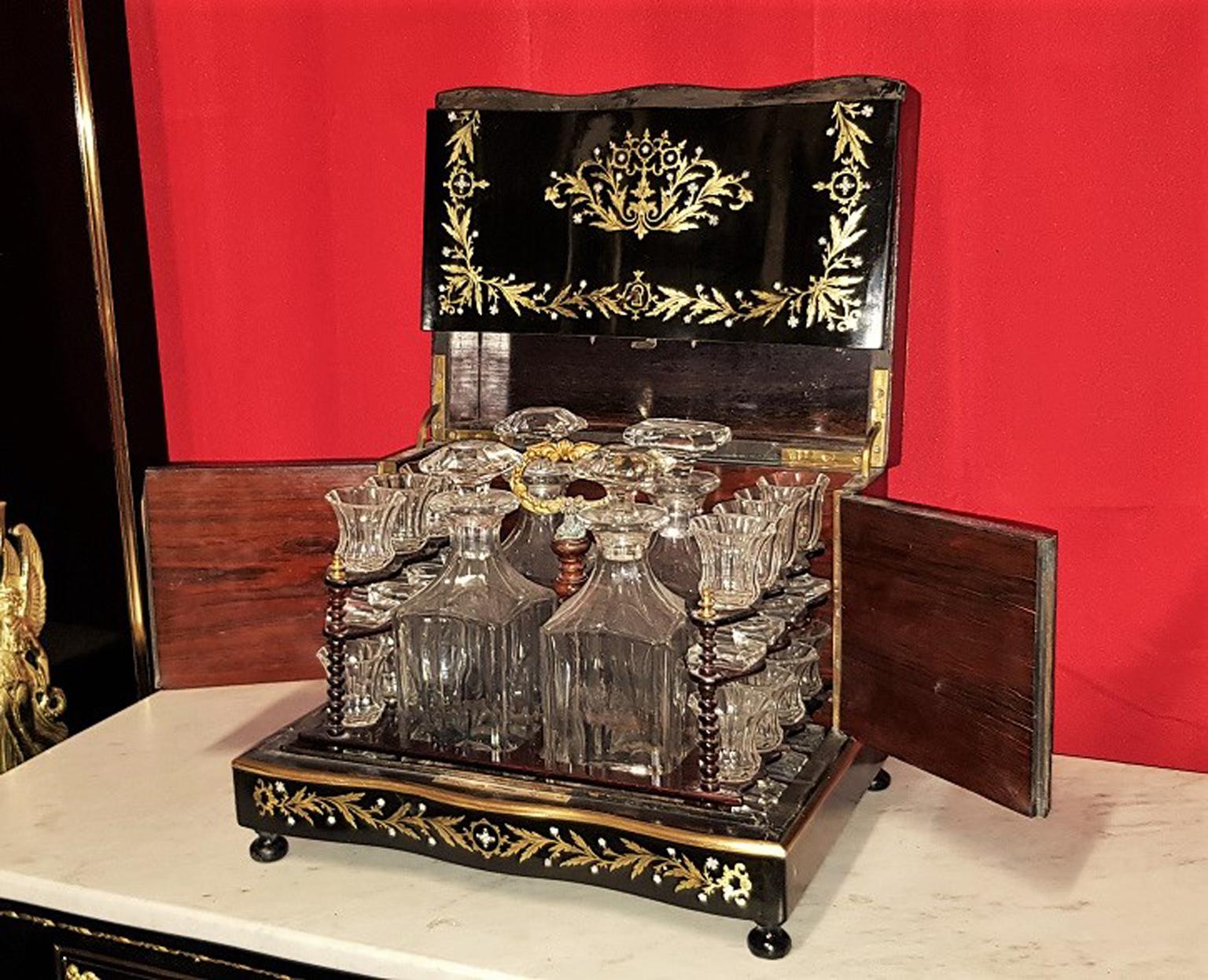 Cave a Liqueur in Brass Mother of Pearl Boulle Marquetry Napoleon III, France In Good Condition In Paris, FR