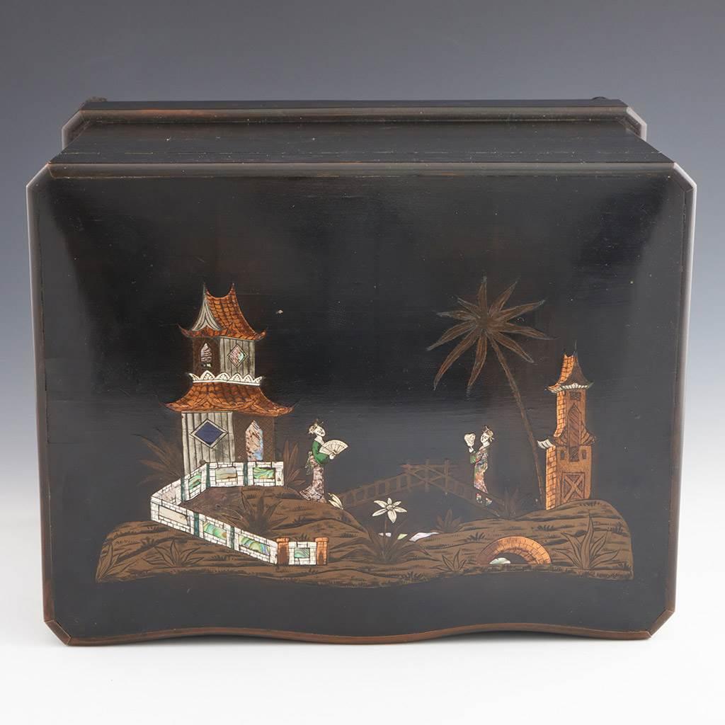 Cave a Liqueur with Chinoiserie Inlay Late 19th Century For Sale 1