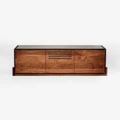 Aparador Cave Credenza de Cauv Design Roble quemado, nogal tallado, acero ennegrecido