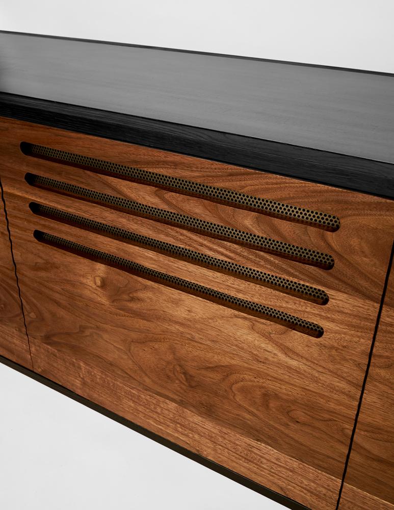 Aparador Cave Credenza de Cauv Design Roble quemado, nogal tallado, acero ennegrecido Estadounidense en venta