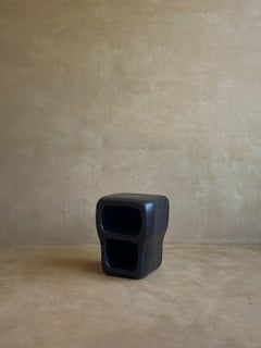 Cave Insired Form, credenza organica in fibra di vetro nera con due aperture di kar