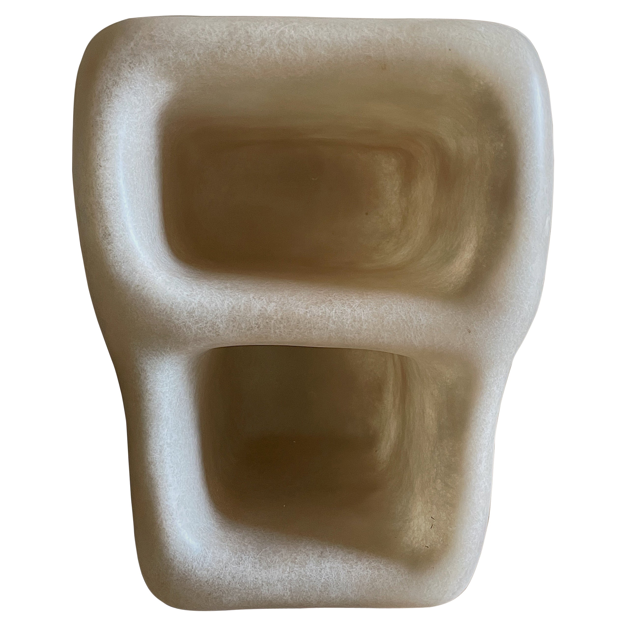 Cave Insired Form, Aparador de fibra de vidrio beige natural con dos huecos by kar