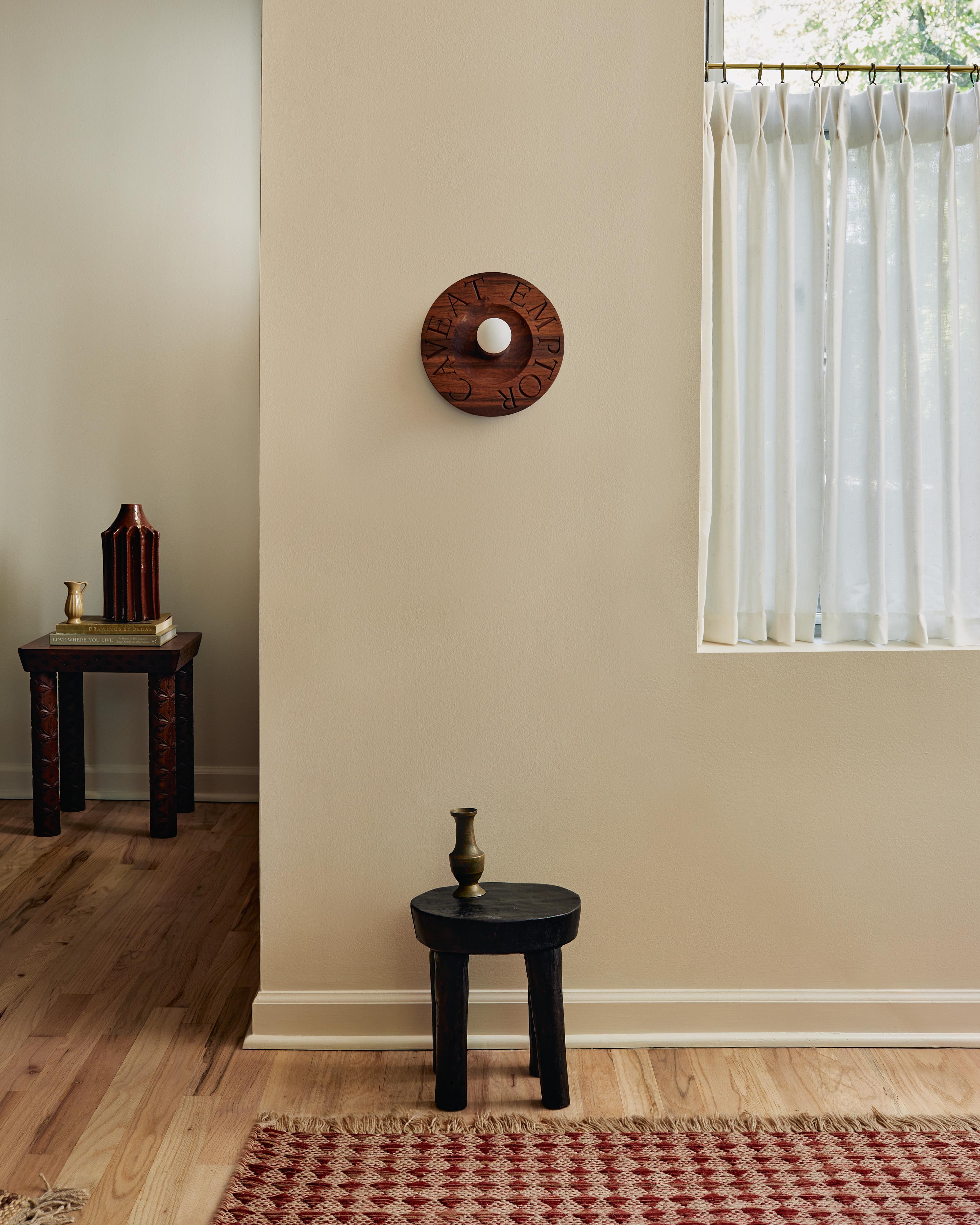 Caveat Emptor Sconce di Evam è un pezzo sorprendente di illuminazione moderna e organica, realizzato a mano in legno di teak recuperato. Progettato come applique o apparecchio per il montaggio in superficie, bilancia la funzionalità con l'arte