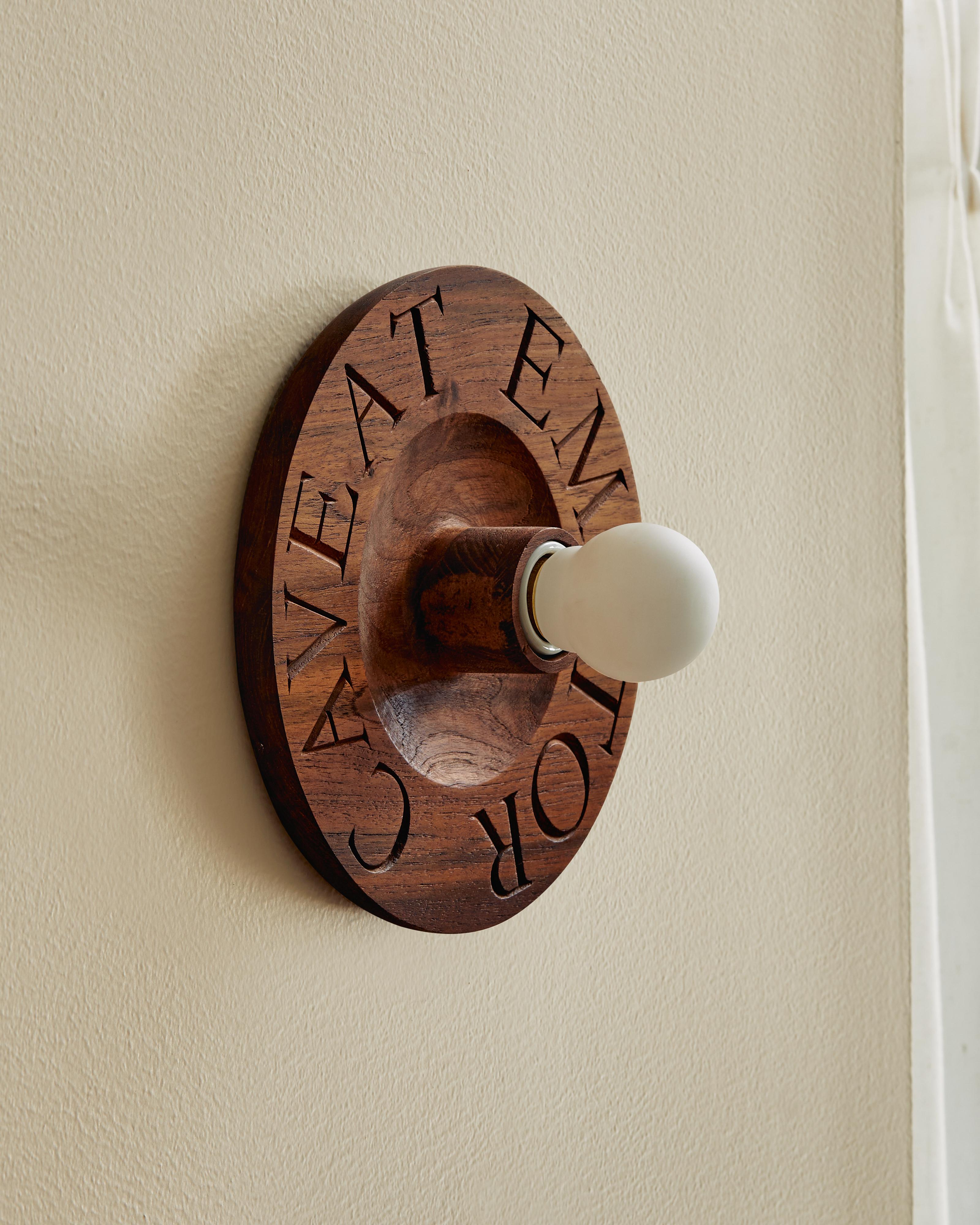 International Style Caveat Emptor Applique in teak recuperato Illuminazione moderna realizzata a mano da Evam in vendita