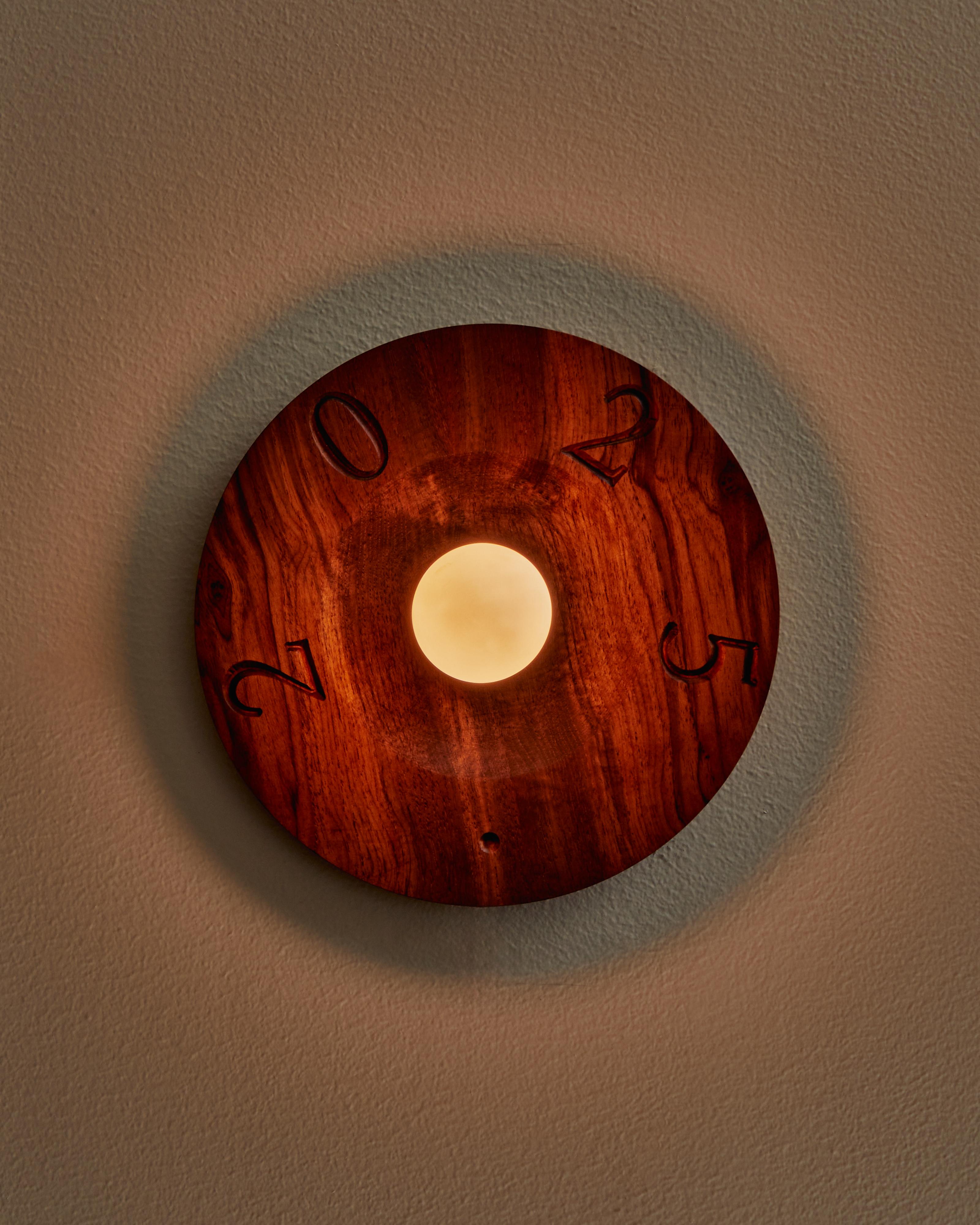 Indiano Caveat Emptor Applique in teak recuperato Illuminazione moderna realizzata a mano da Evam in vendita