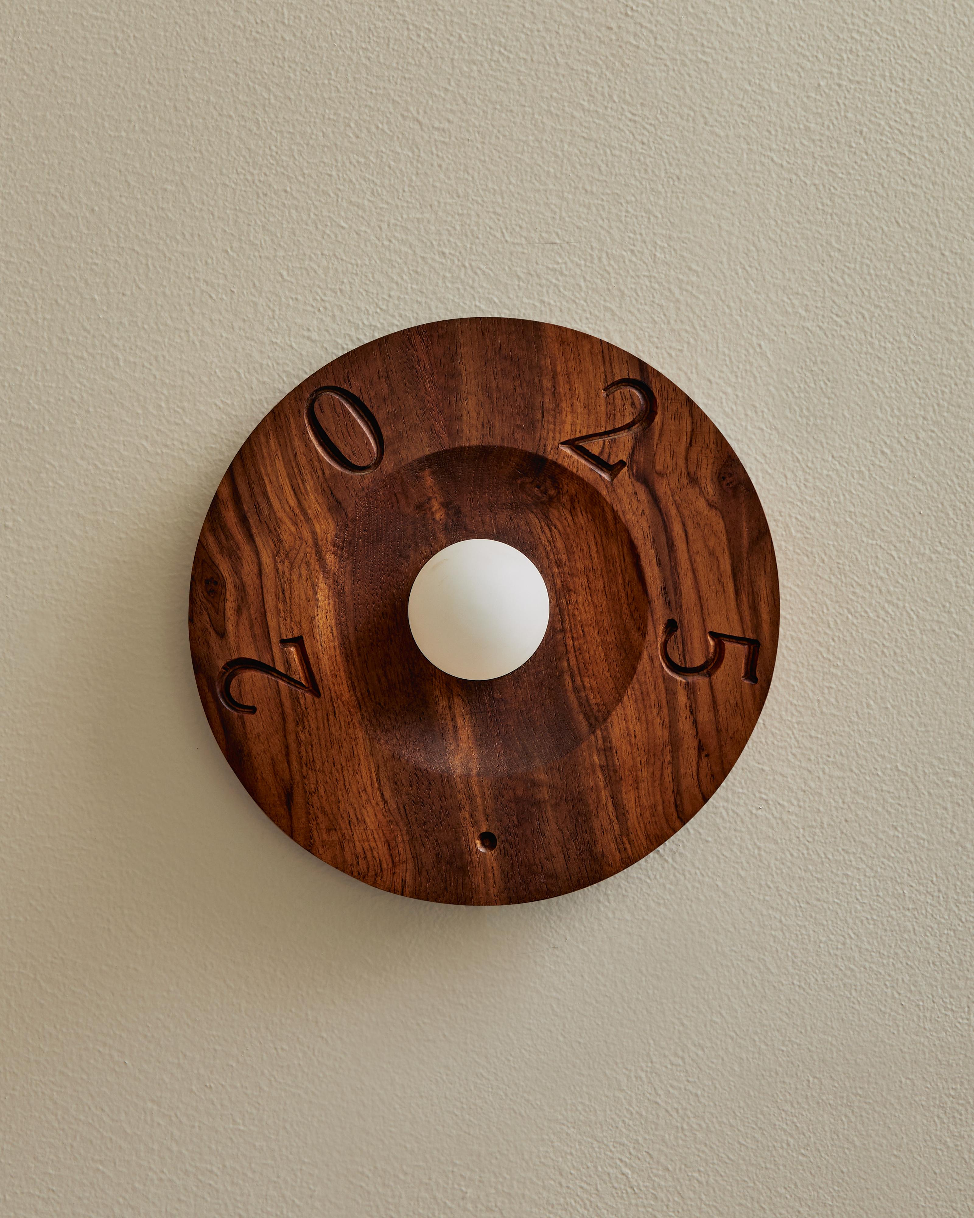 Falegnameria Caveat Emptor Applique in teak recuperato Illuminazione moderna realizzata a mano da Evam in vendita