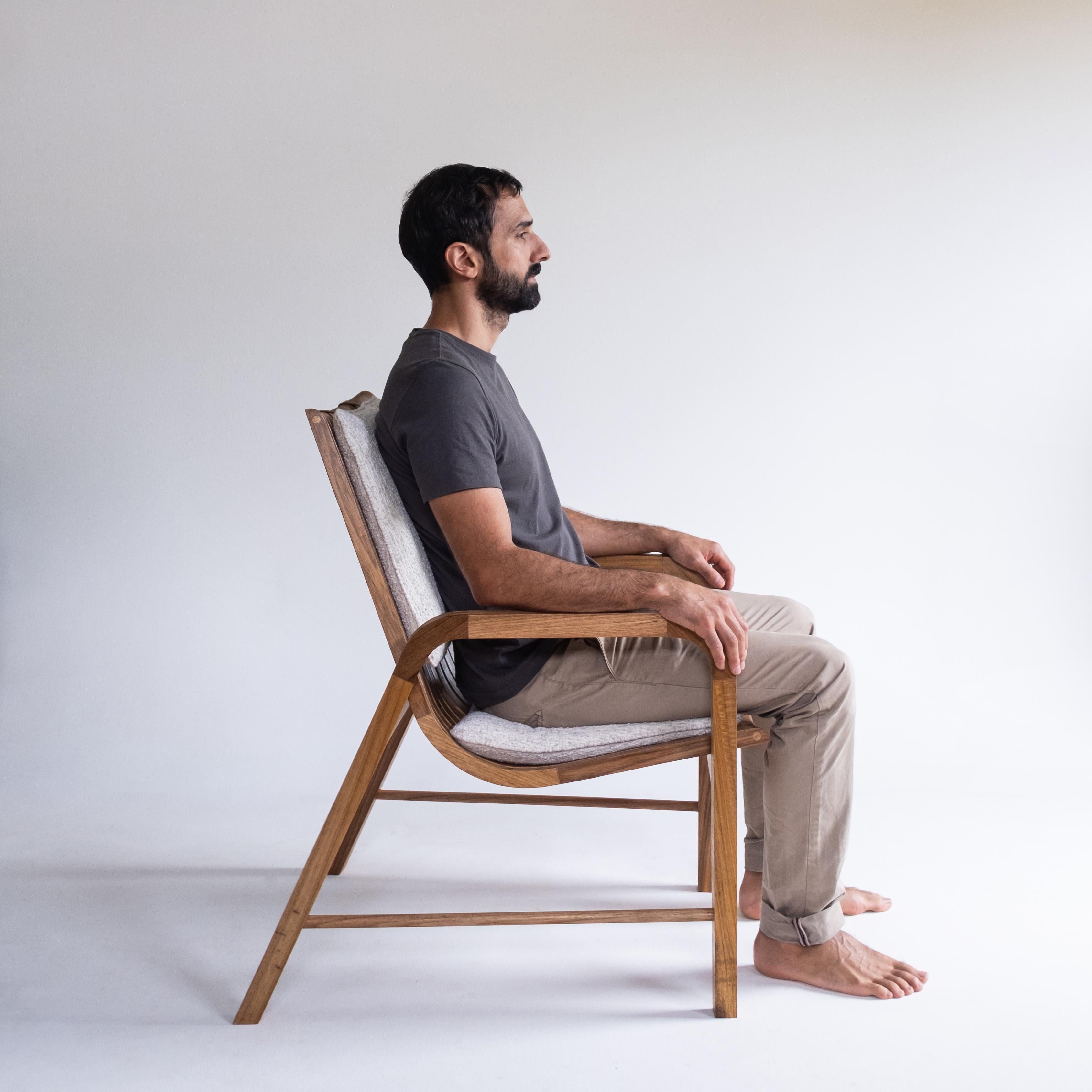 Poltrona contemporanea in legno 'Caverna' dello Studio brasiliano Knót Artesanal in vendita 2