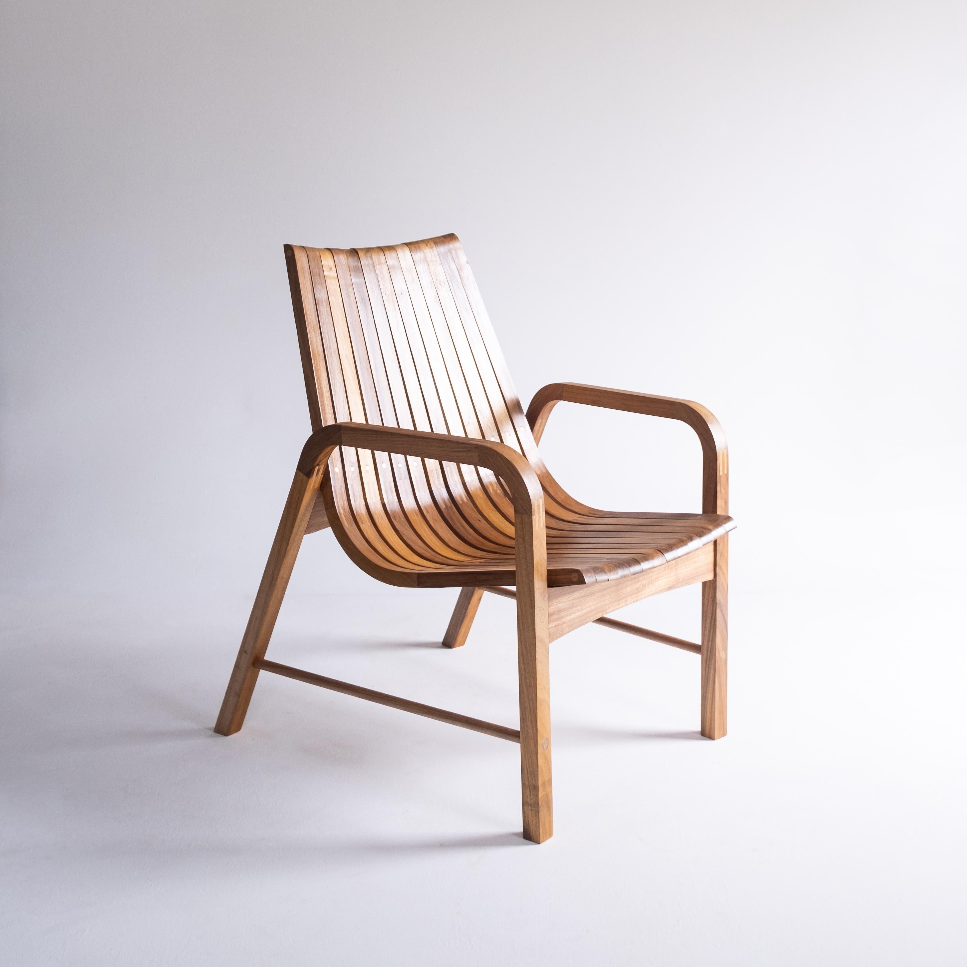 Moderno Poltrona contemporanea in legno 'Caverna' dello Studio brasiliano Knót Artesanal in vendita