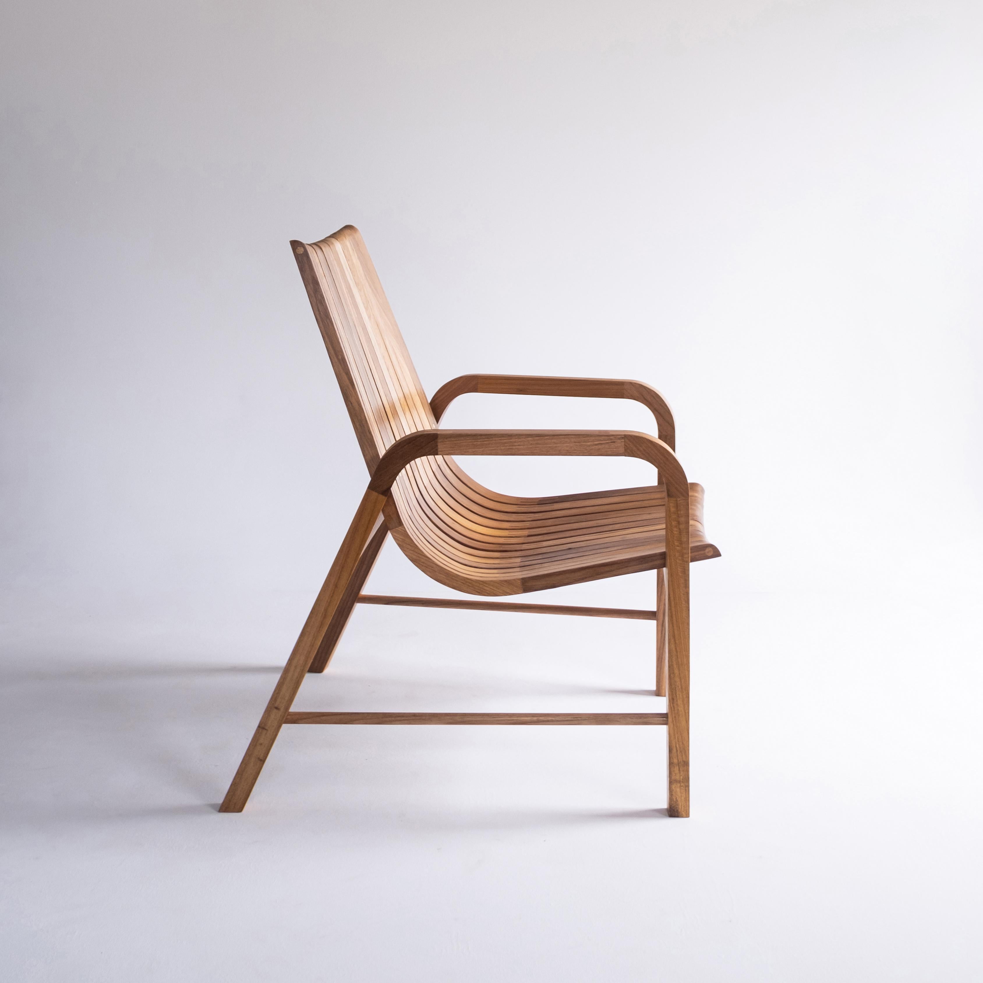 Brasiliano Poltrona contemporanea in legno 'Caverna' dello Studio brasiliano Knót Artesanal in vendita