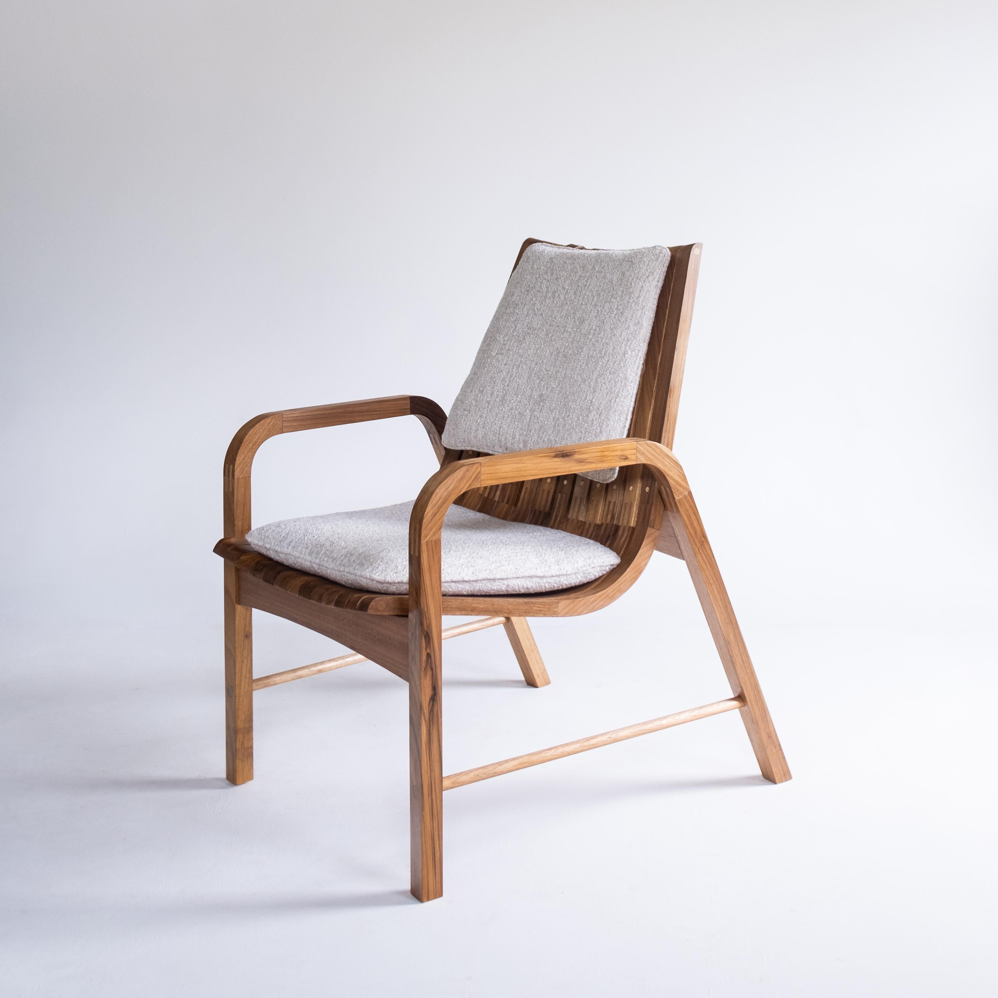 Legno Poltrona contemporanea in legno 'Caverna' dello Studio brasiliano Knót Artesanal in vendita