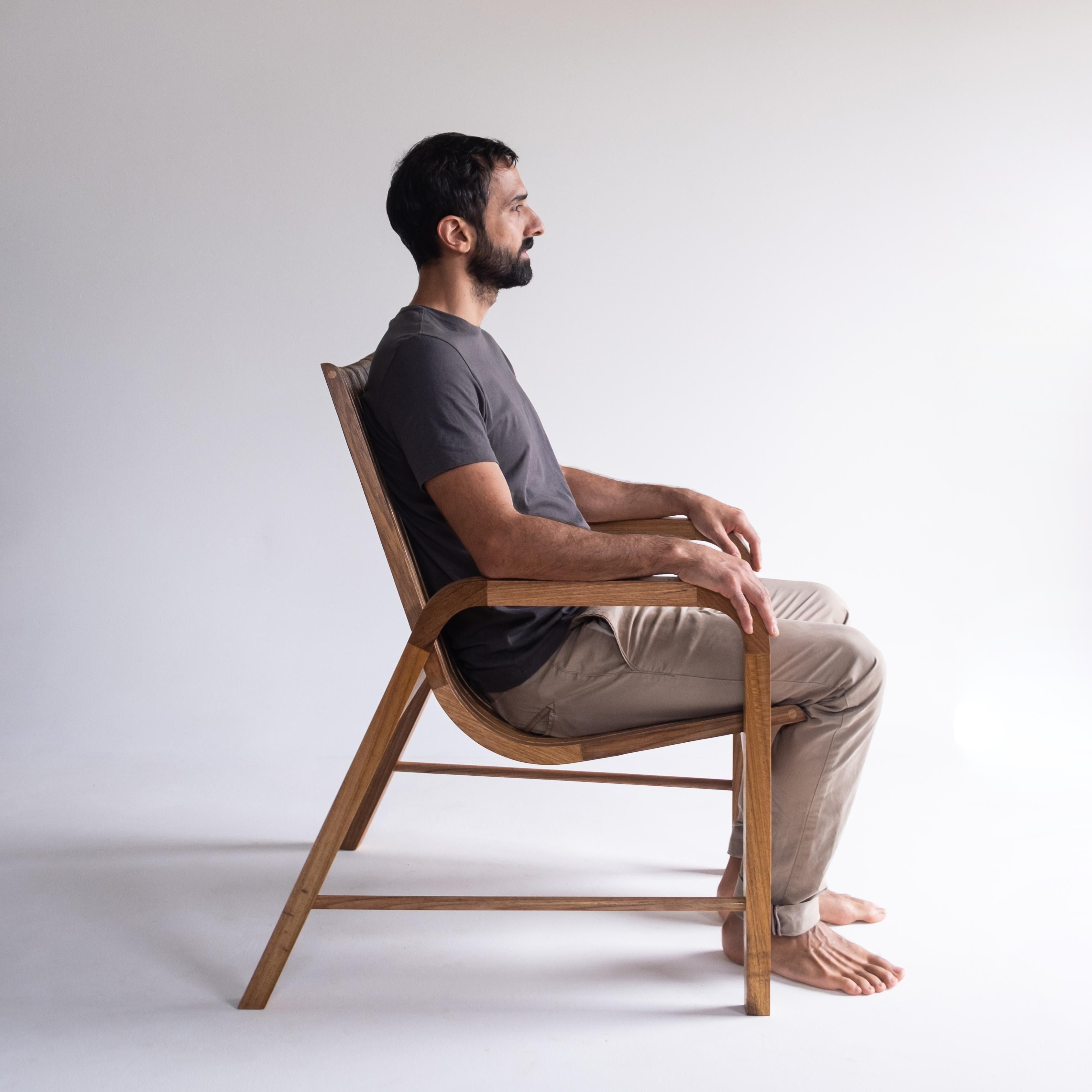 Poltrona contemporanea in legno 'Caverna' dello Studio brasiliano Knót Artesanal in vendita 1