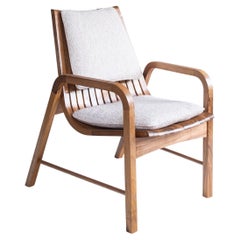 Sillón contemporáneo de madera "Caverna" del estudio brasileño Knót Artesanal