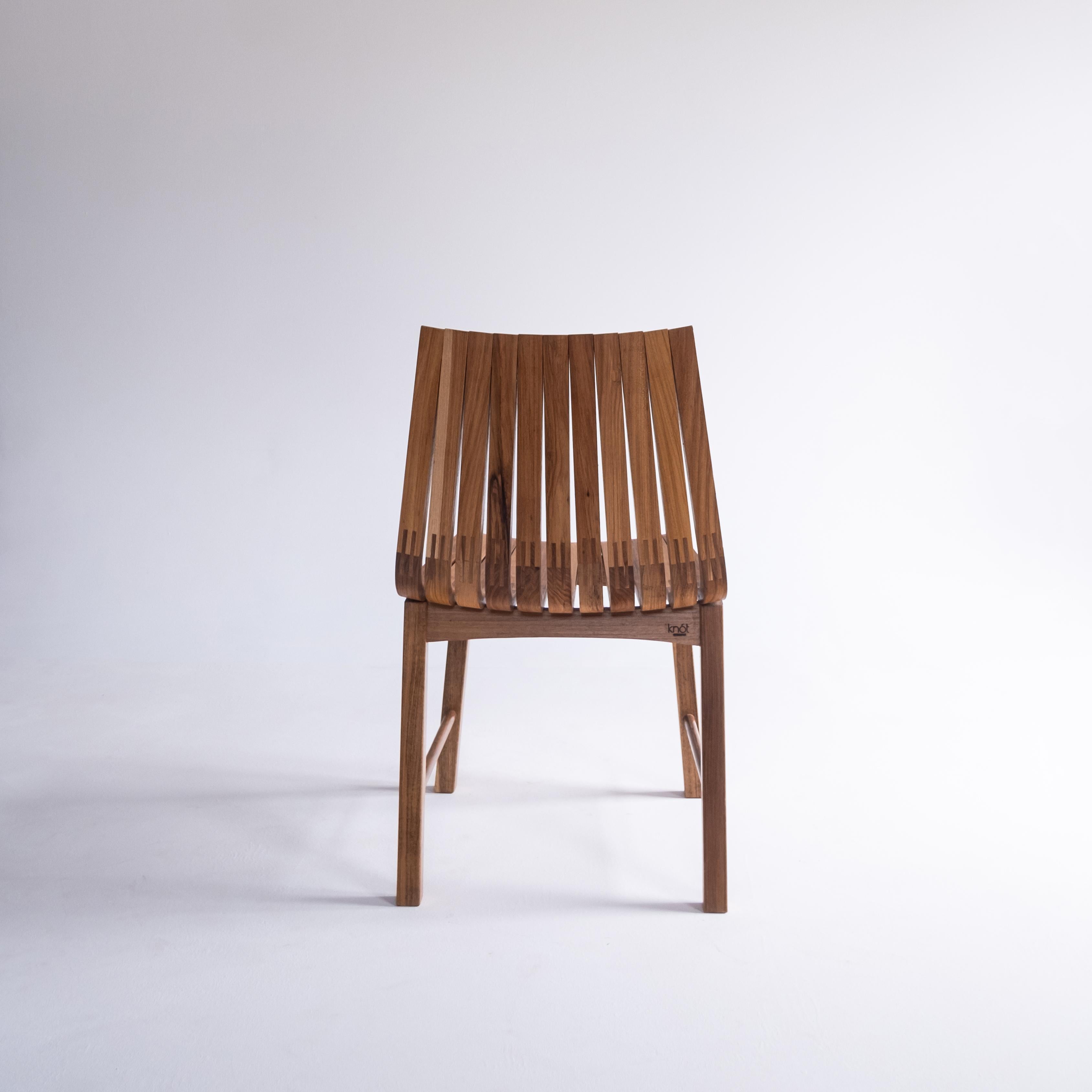 'Caverna' contemporary wooden dining chair by Brazilian Studio Knót Artesanal In New Condition For Sale In Paraty, Rio de Janeiro