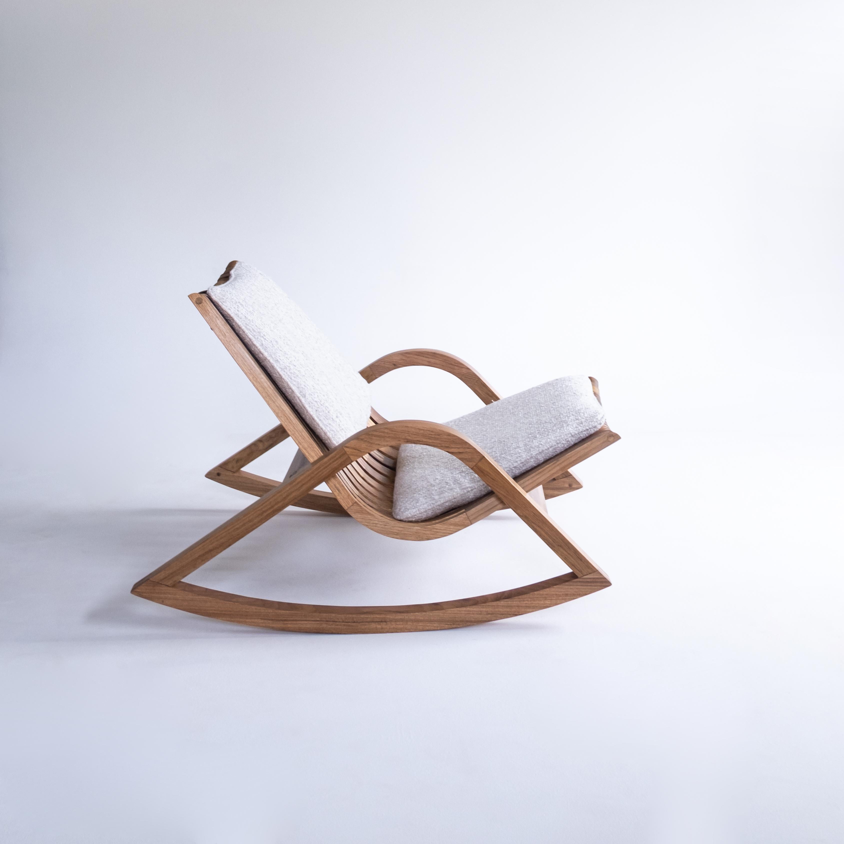 'Caverna' contemporary wooden rocking chair by Brazilian Studio Knót Artesanal For Sale 3