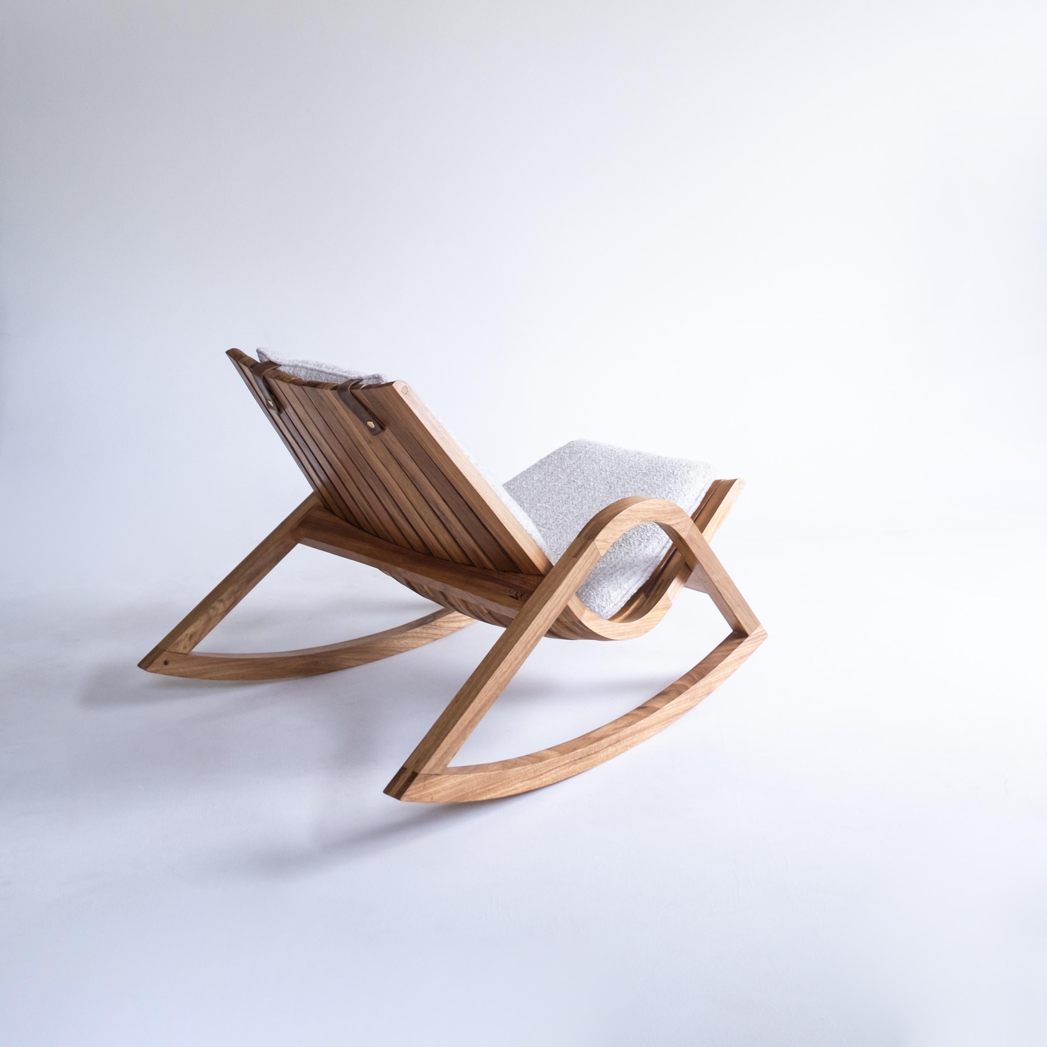 'Caverna' contemporary wooden rocking chair by Brazilian Studio Knót Artesanal For Sale 4