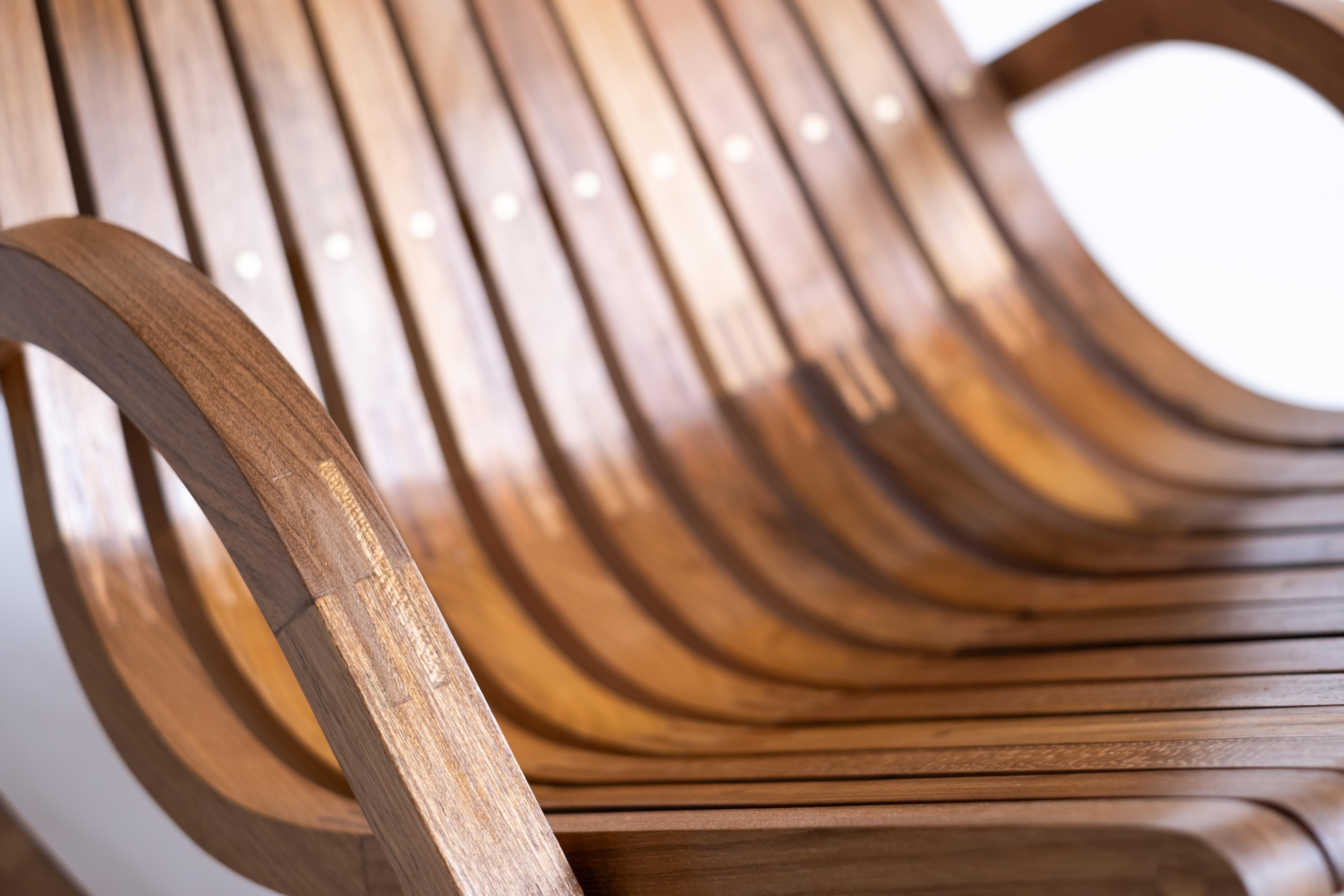 'Caverna' contemporary wooden rocking chair by Brazilian Studio Knót Artesanal For Sale 7