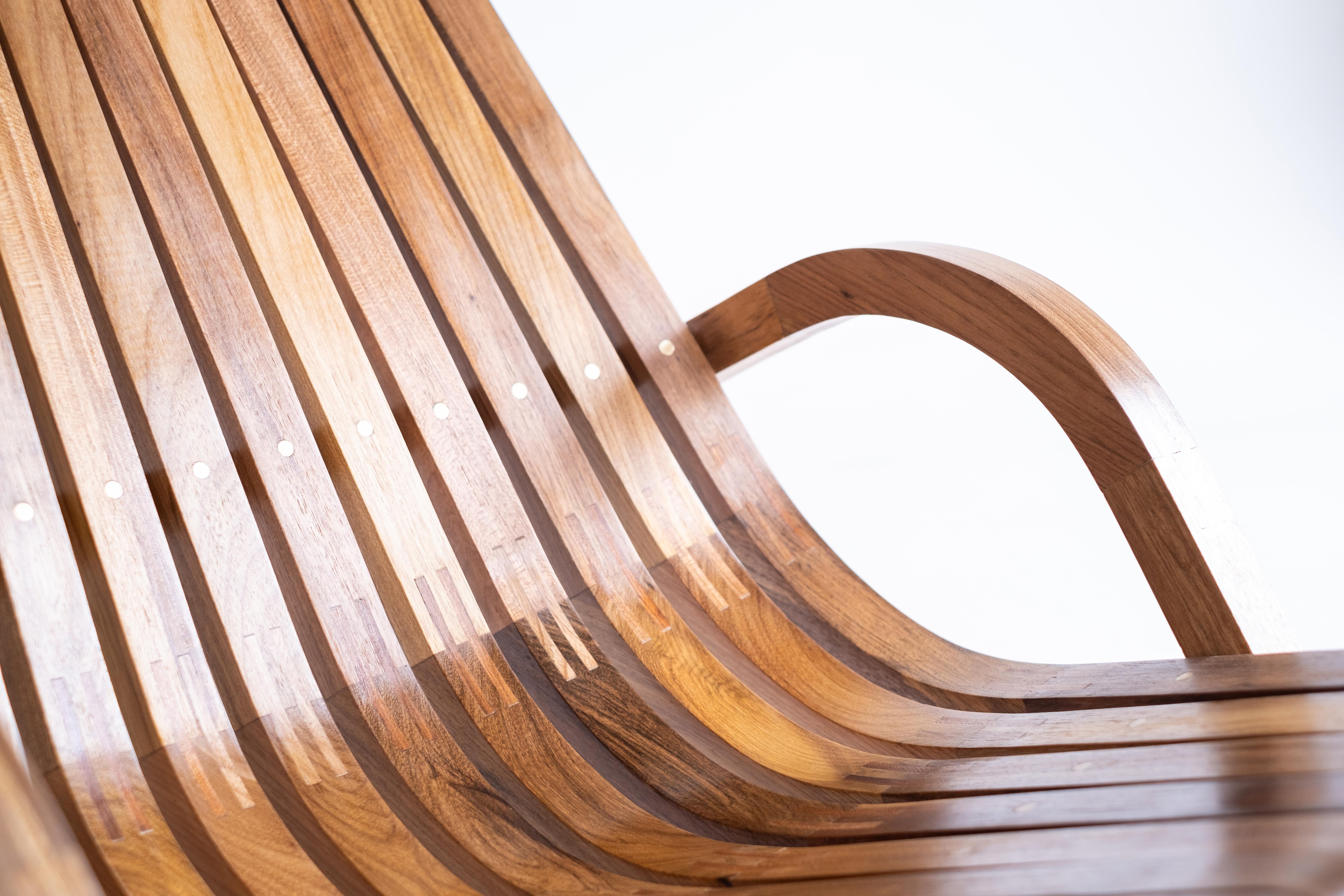 'Caverna' contemporary wooden rocking chair by Brazilian Studio Knót Artesanal For Sale 8