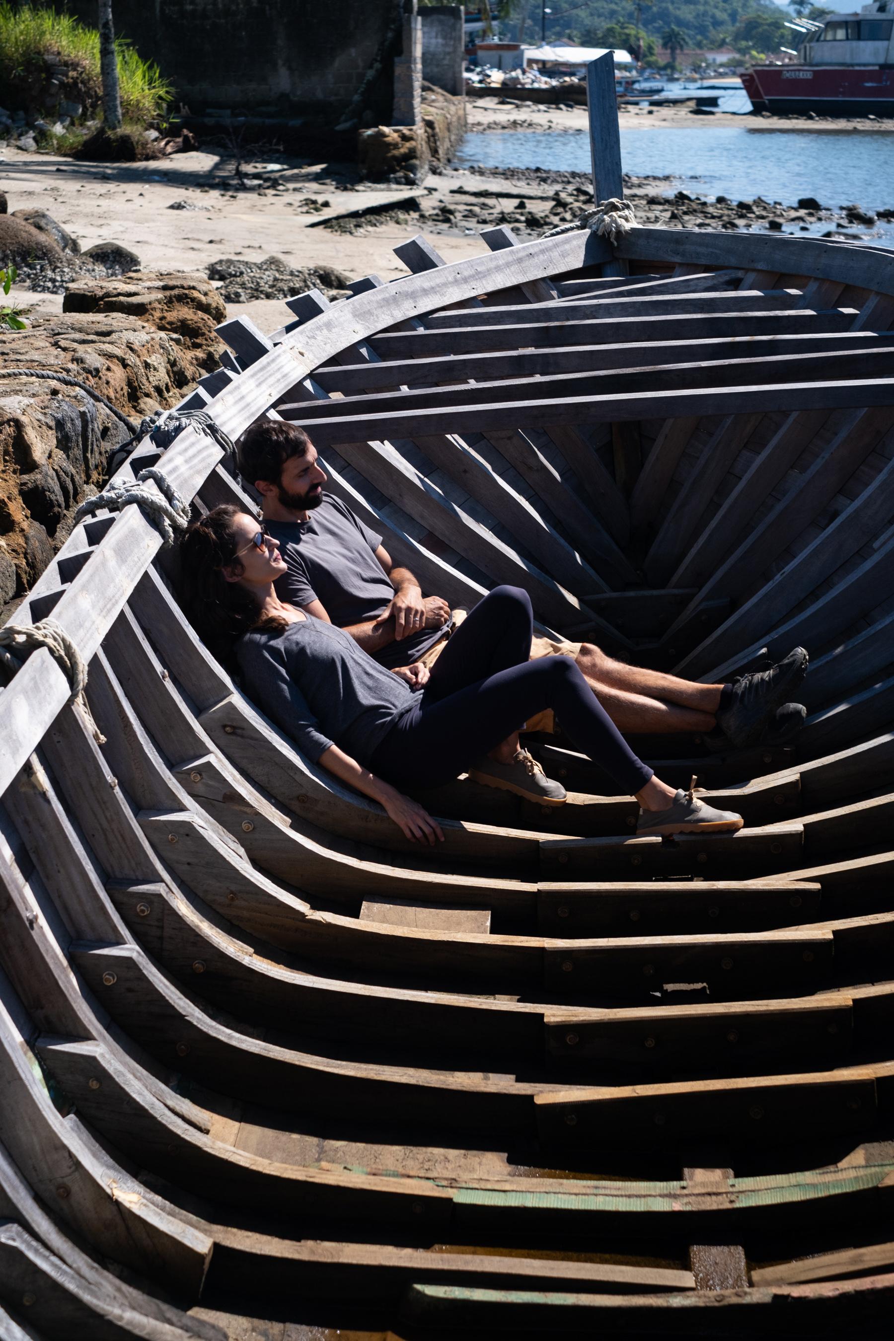 'Caverna' contemporary wooden rocking chair by Brazilian Studio Knót Artesanal For Sale 12
