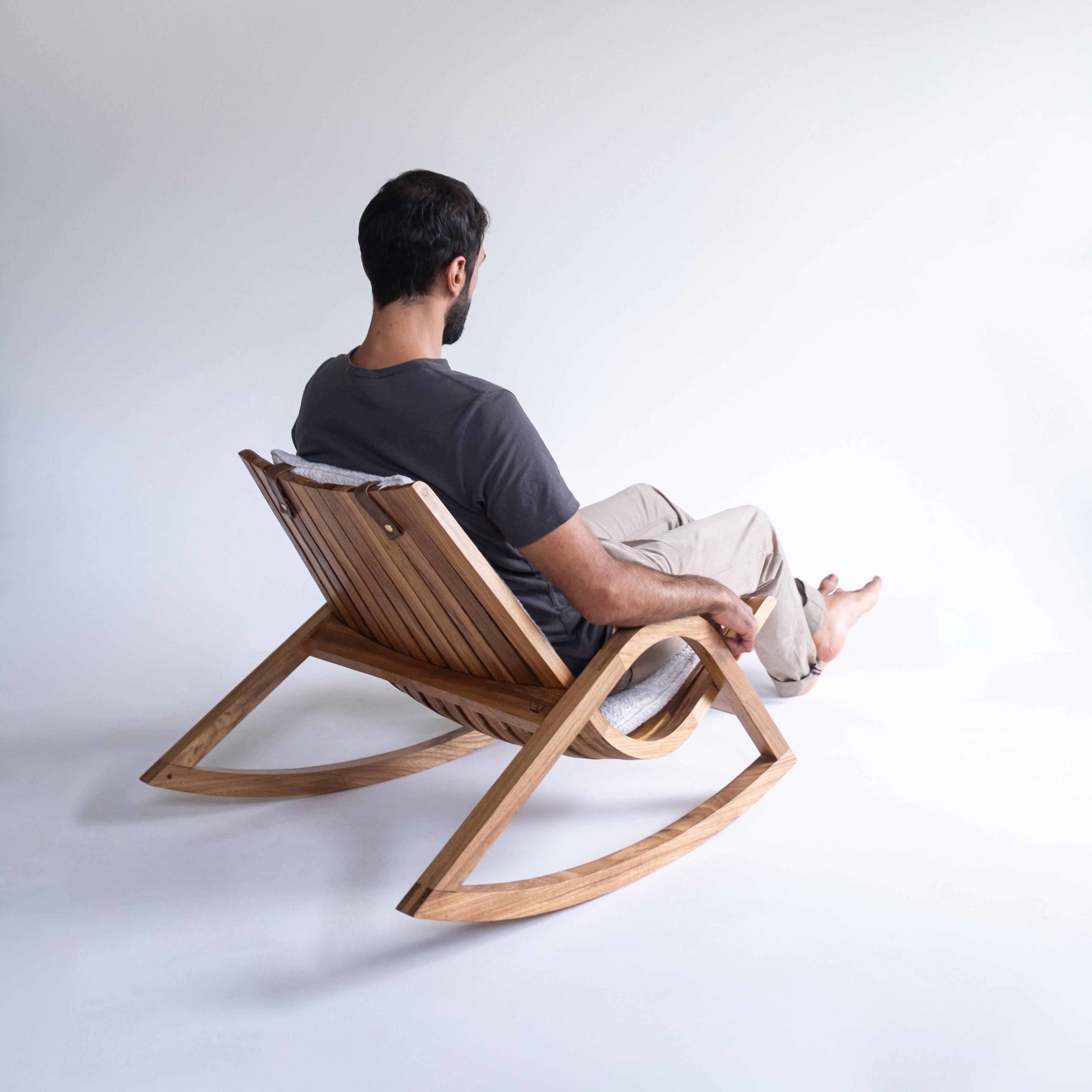 'Caverna' contemporary wooden rocking chair by Brazilian Studio Knót Artesanal For Sale 1
