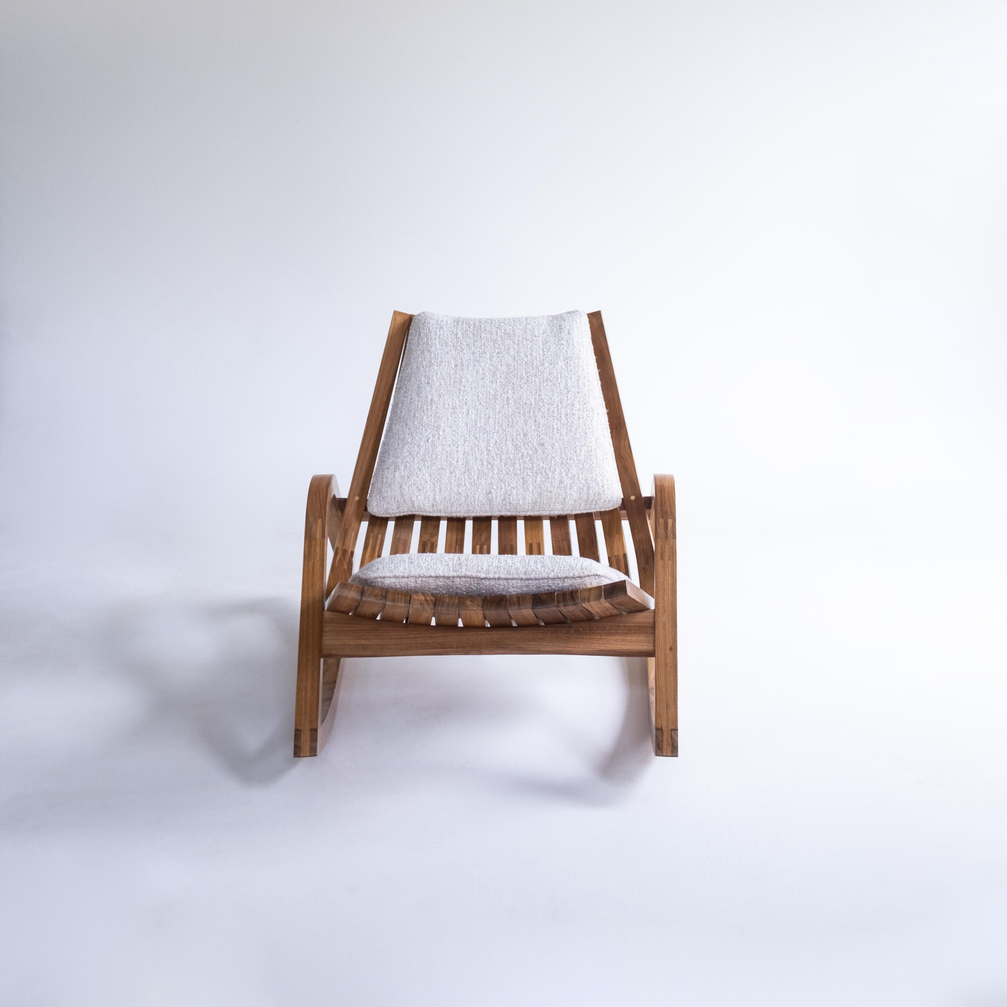 'Caverna' contemporary wooden rocking chair by Brazilian Studio Knót Artesanal For Sale 2
