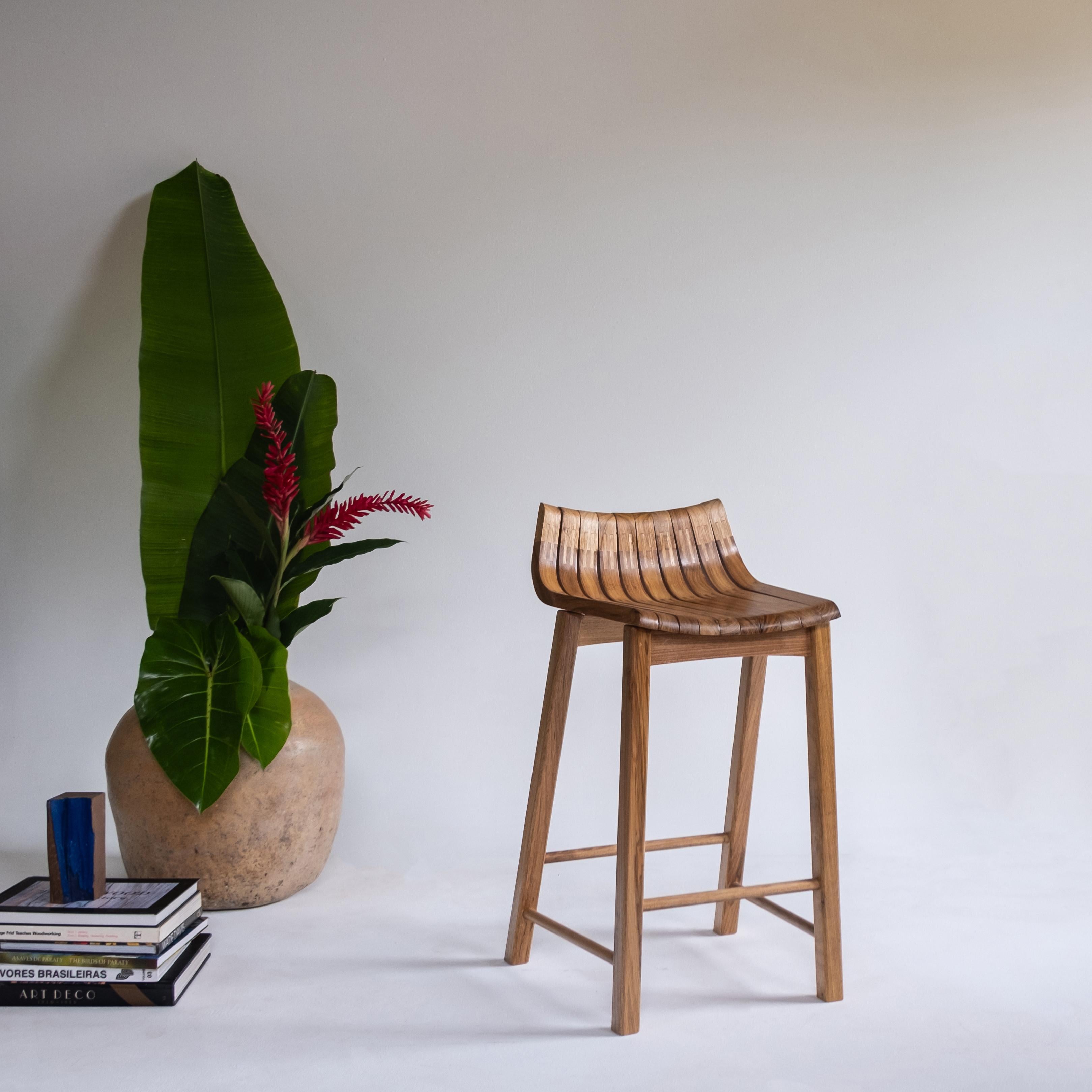 Tabouret contemporain en bois 'Caverna' du Studio brésilien Knót Artesanal en vente 2