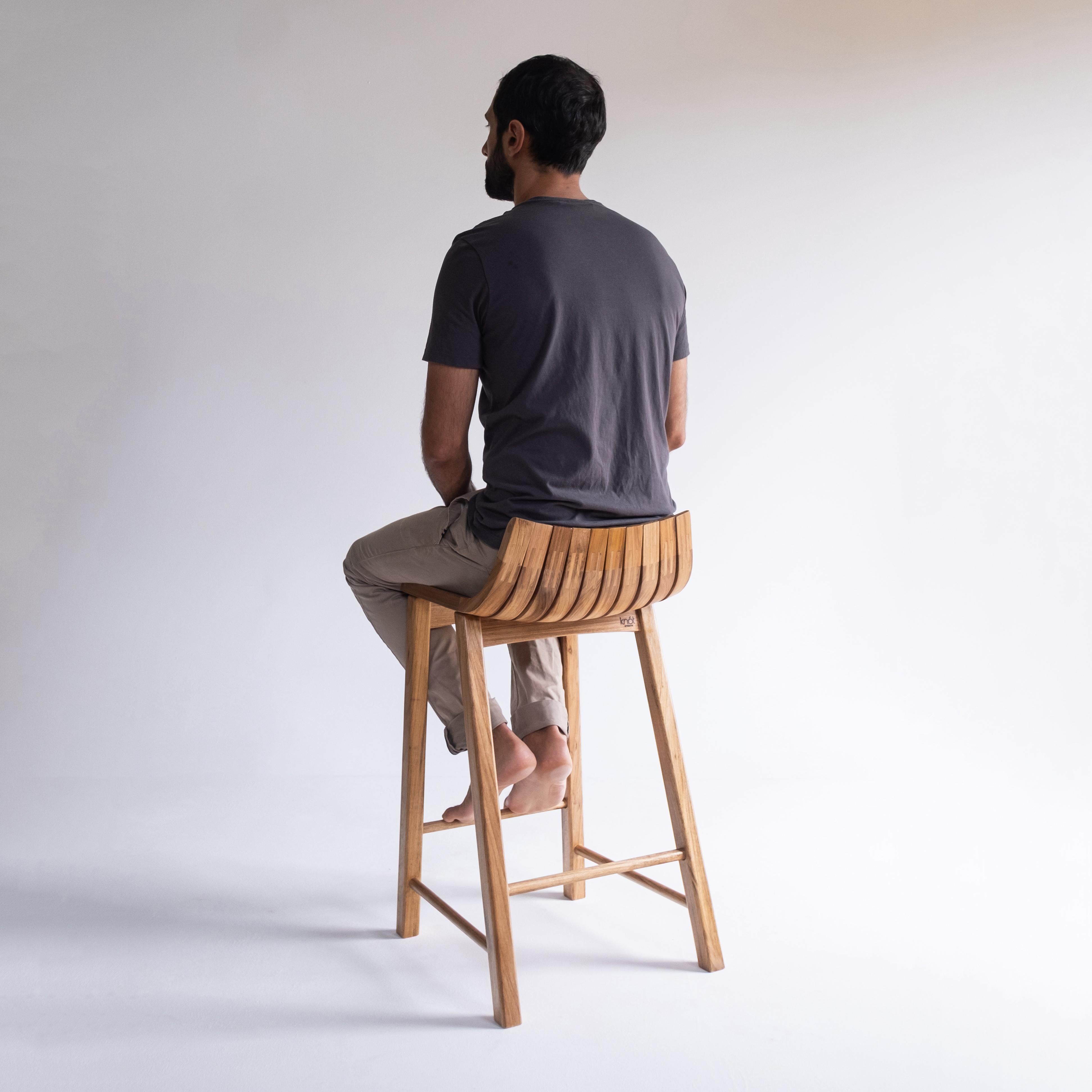 Tabouret contemporain en bois 'Caverna' du Studio brésilien Knót Artesanal en vente 3