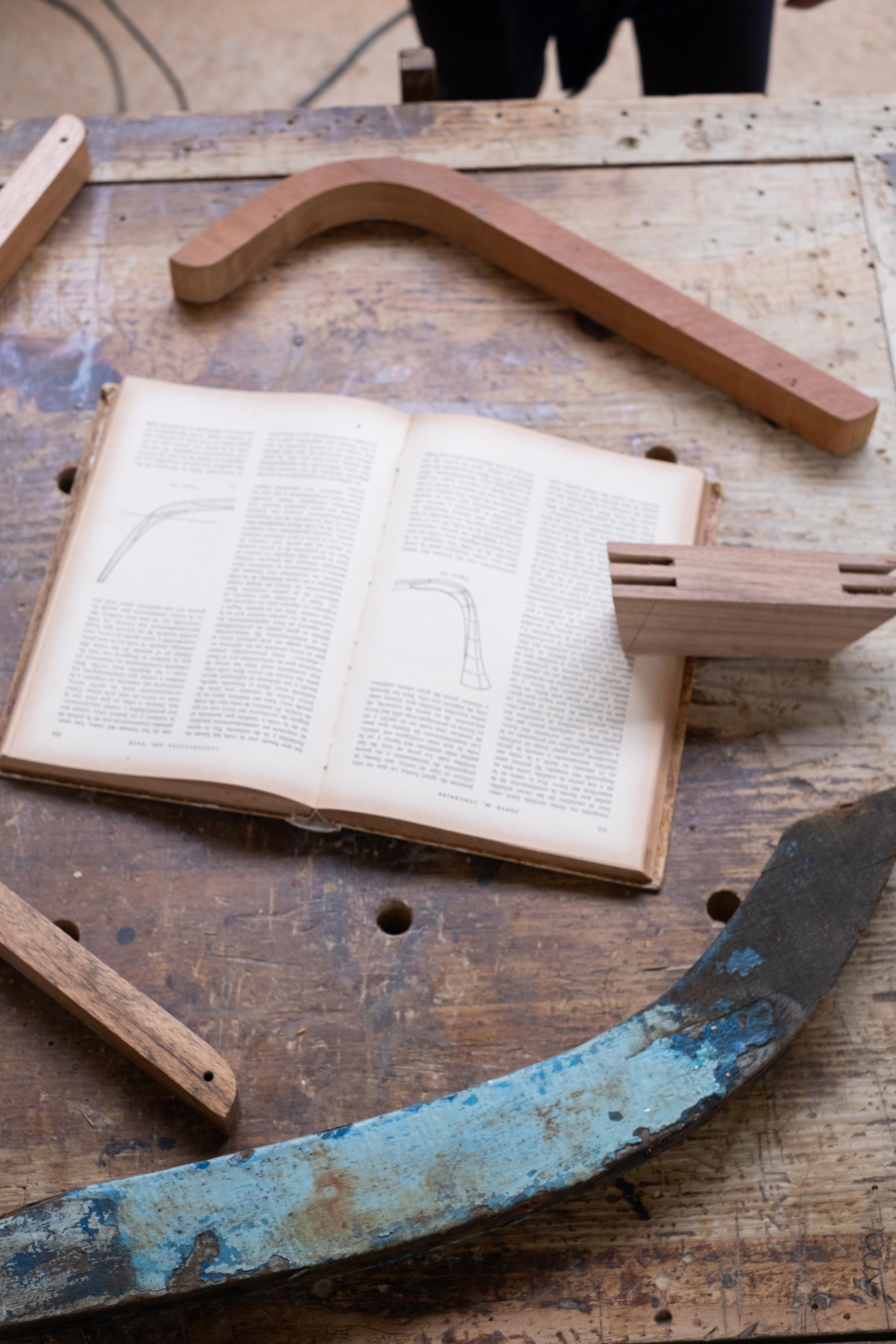 Tabouret contemporain en bois 'Caverna' du Studio brésilien Knót Artesanal en vente 8