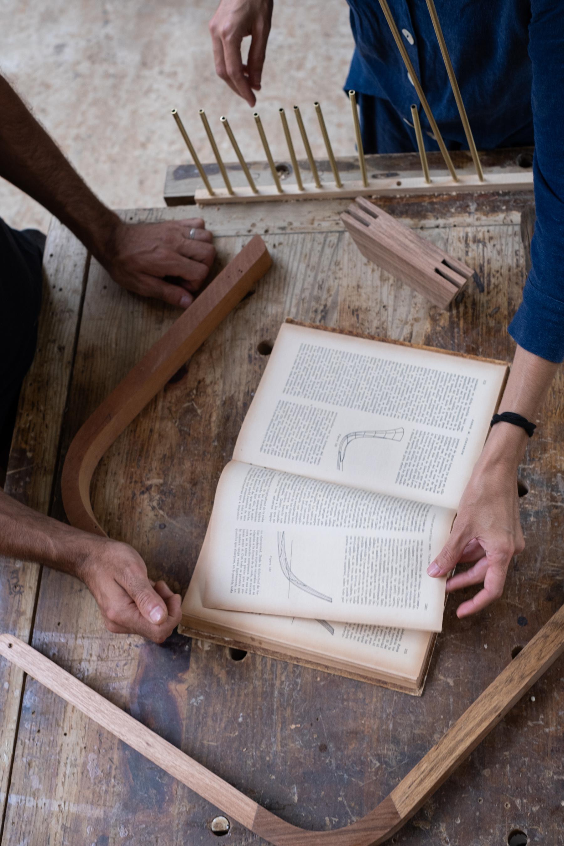 Tabouret contemporain en bois 'Caverna' du Studio brésilien Knót Artesanal en vente 9