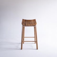 Zeitgenössischer Holzhocker 'Caverna' des brasilianischen Studios Knót Artesanal