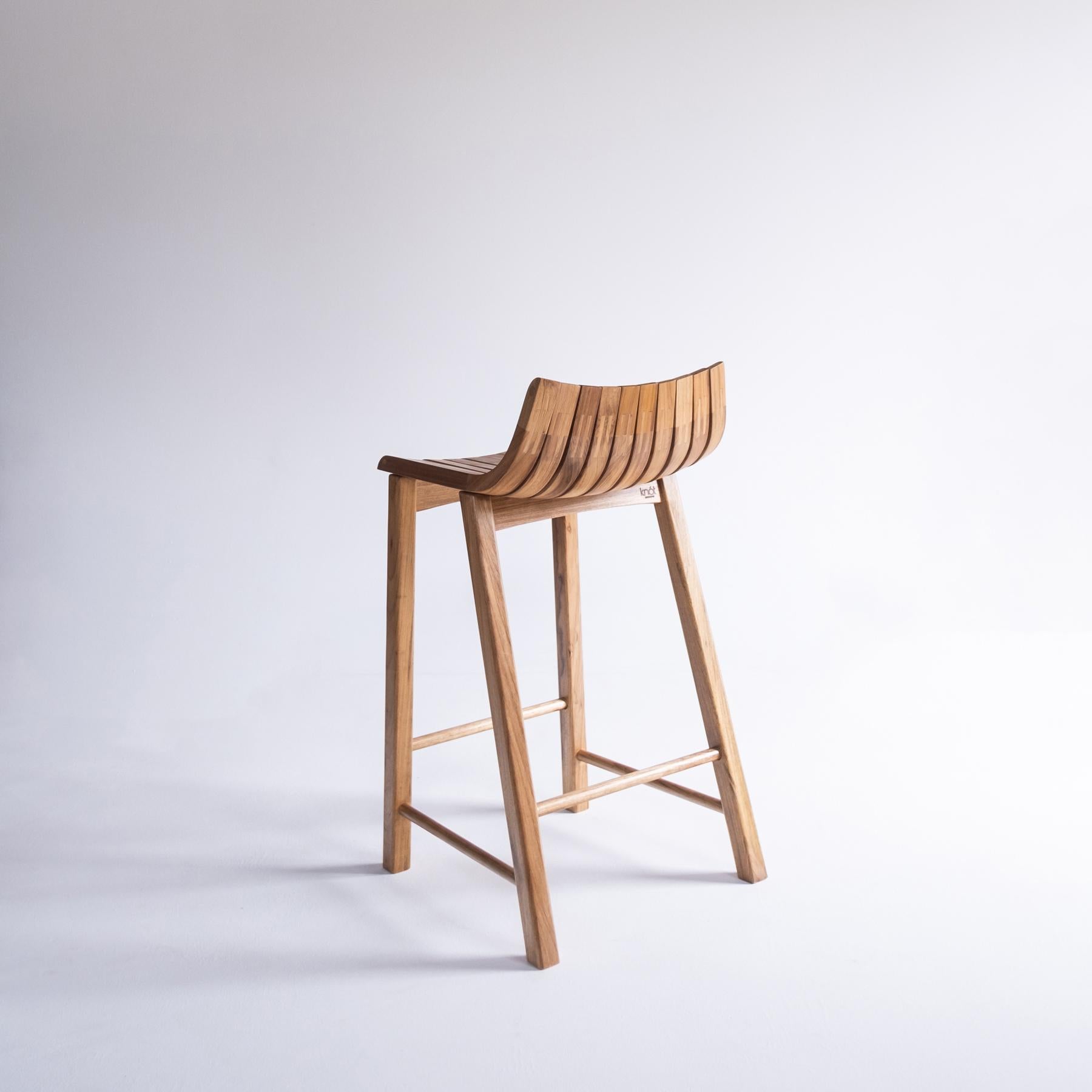 Moderne Tabouret contemporain en bois 'Caverna' du Studio brésilien Knót Artesanal en vente