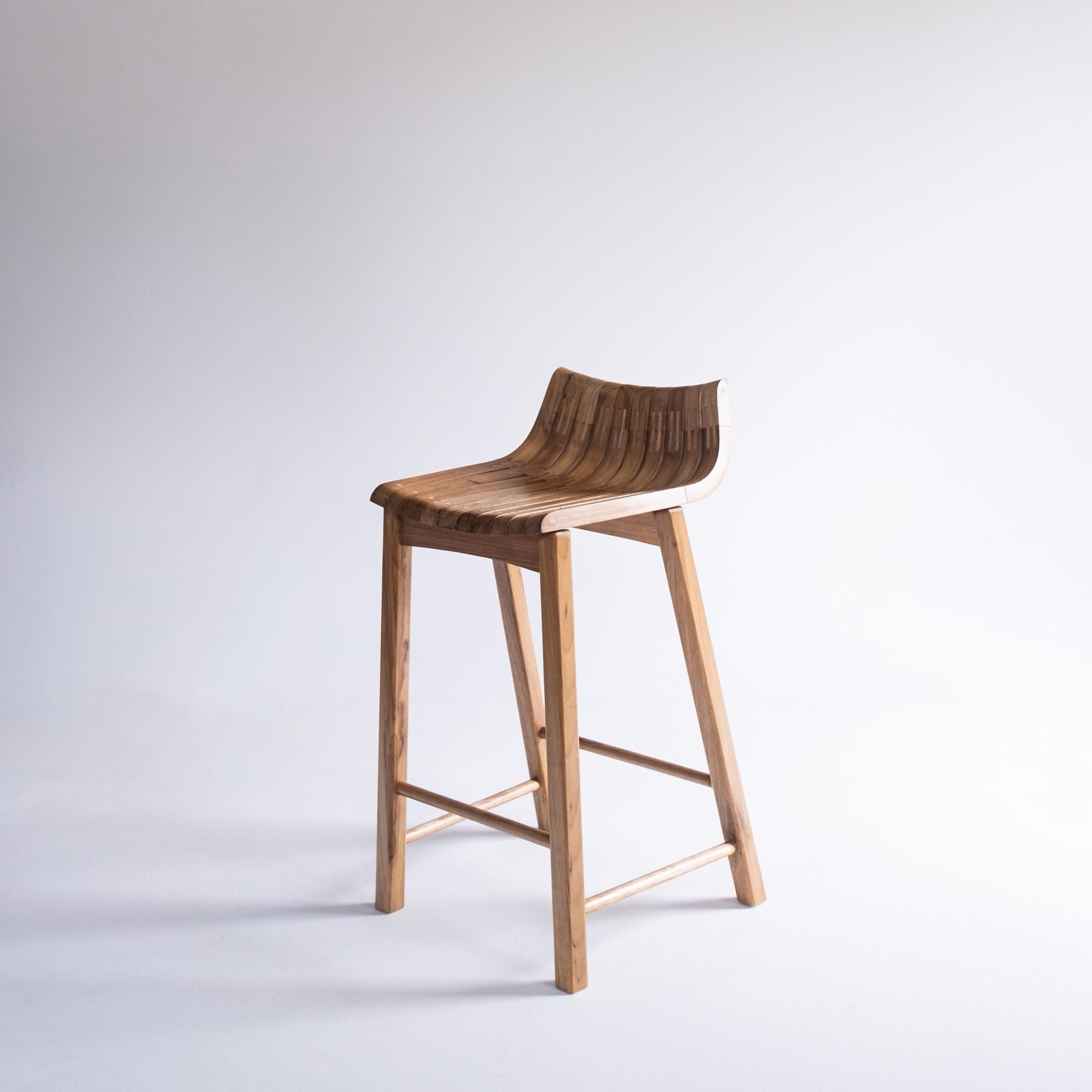 Brésilien Tabouret contemporain en bois 'Caverna' du Studio brésilien Knót Artesanal en vente