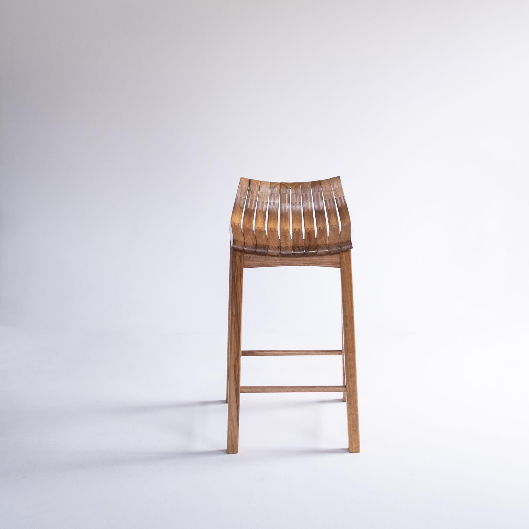 Travail du bois Tabouret contemporain en bois 'Caverna' du Studio brésilien Knót Artesanal en vente