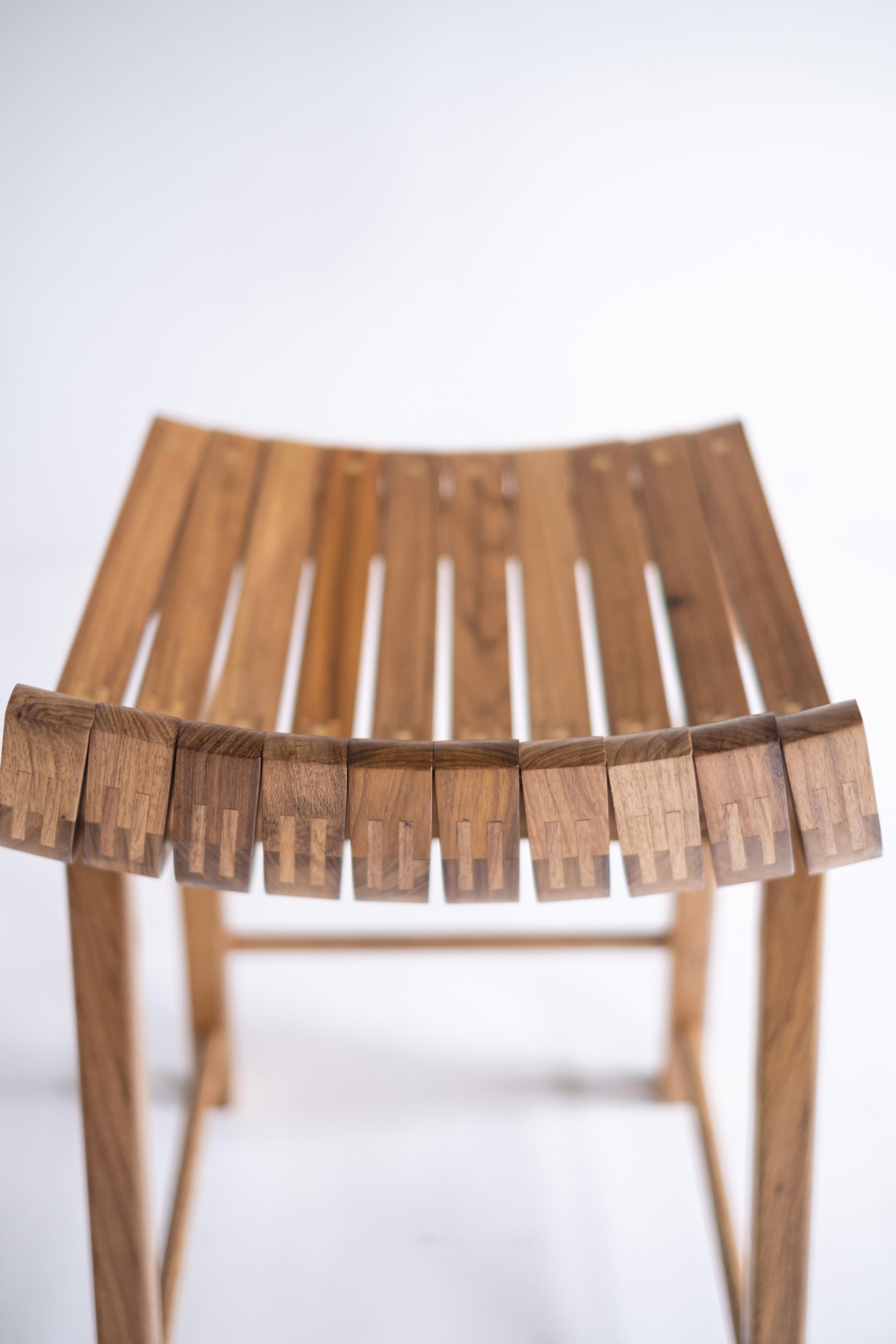 Tabouret contemporain en bois 'Caverna' du Studio brésilien Knót Artesanal Neuf - En vente à Paraty, Rio de Janeiro