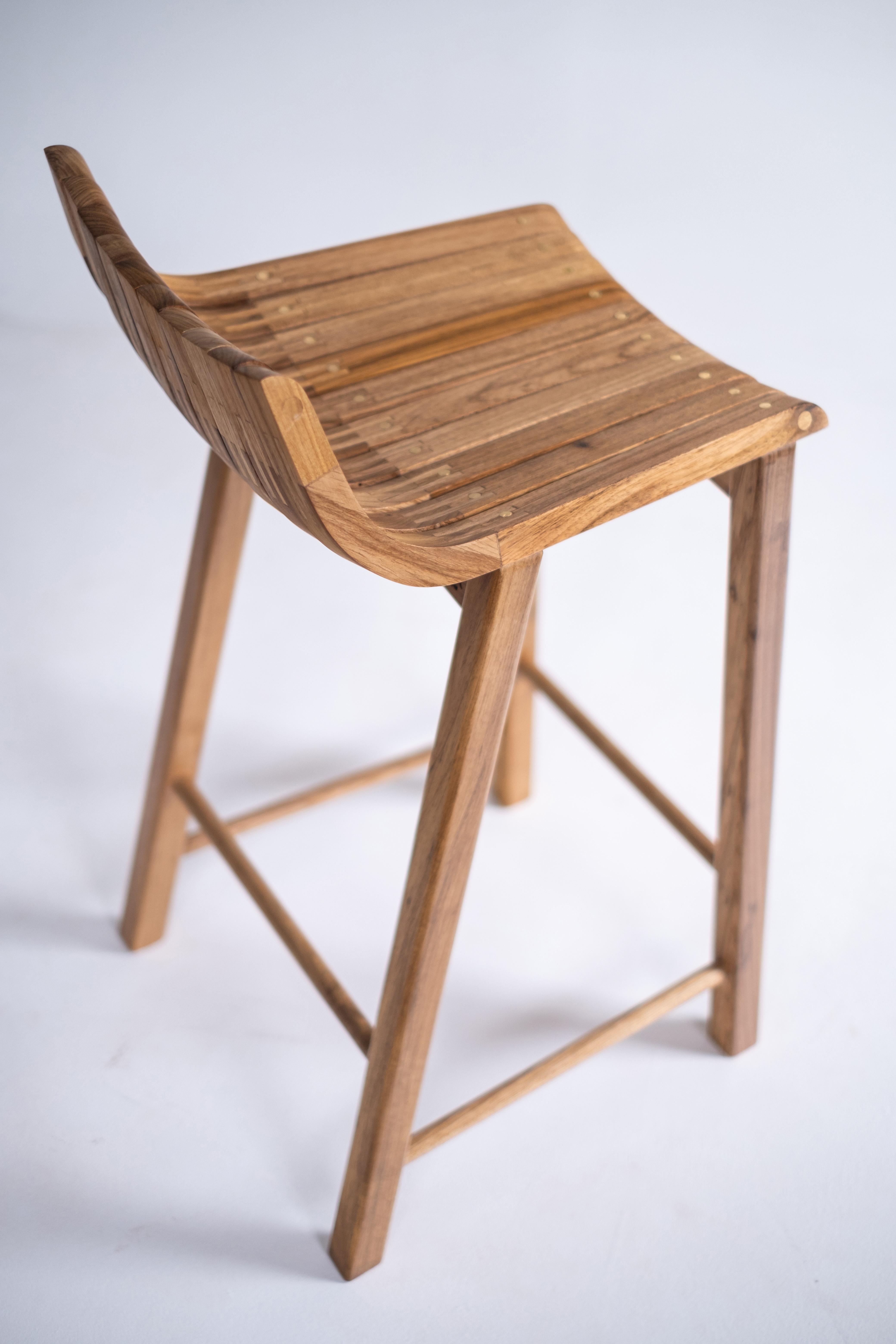 XXIe siècle et contemporain Tabouret contemporain en bois 'Caverna' du Studio brésilien Knót Artesanal en vente