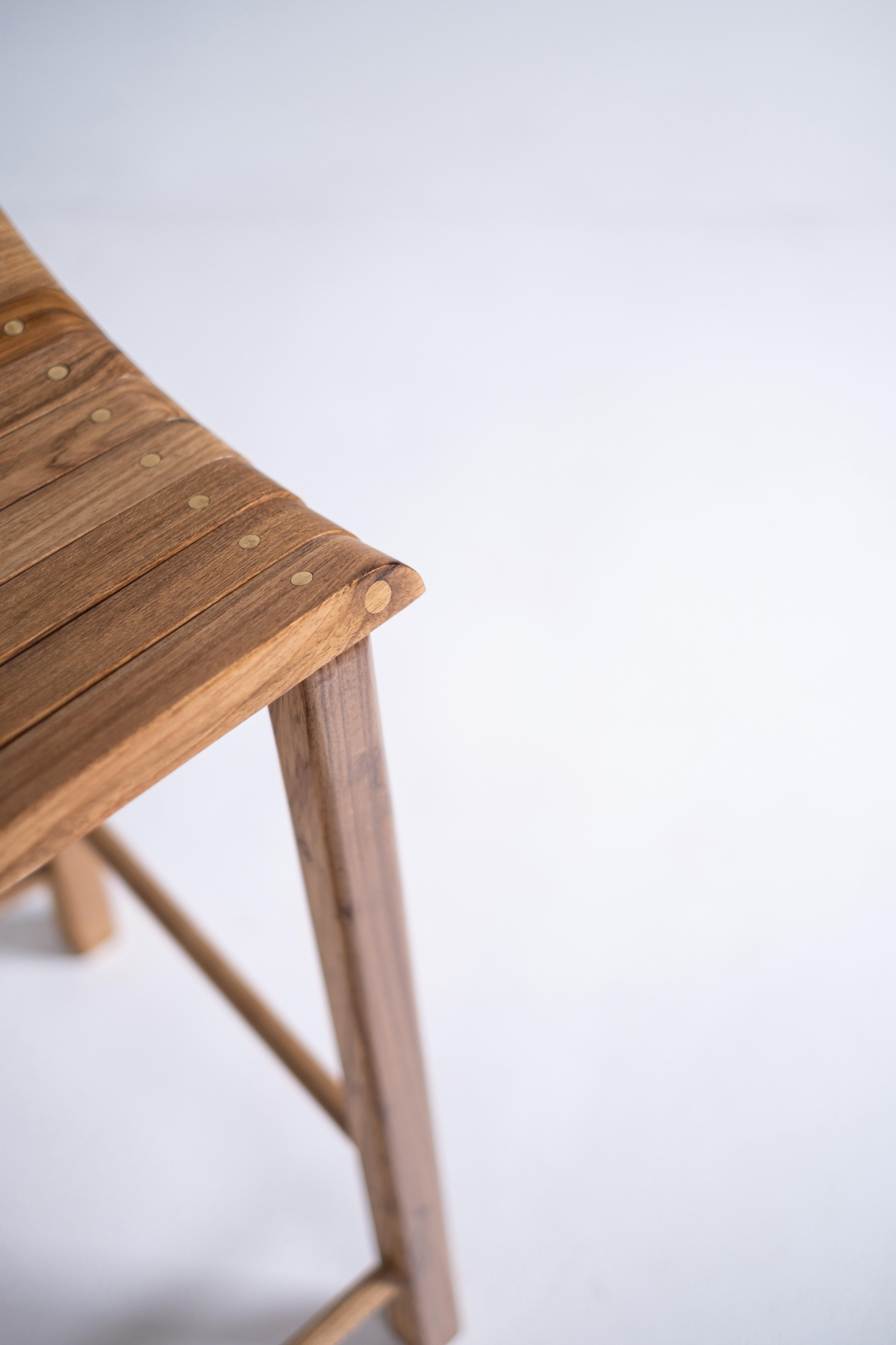 Bois Tabouret contemporain en bois 'Caverna' du Studio brésilien Knót Artesanal en vente