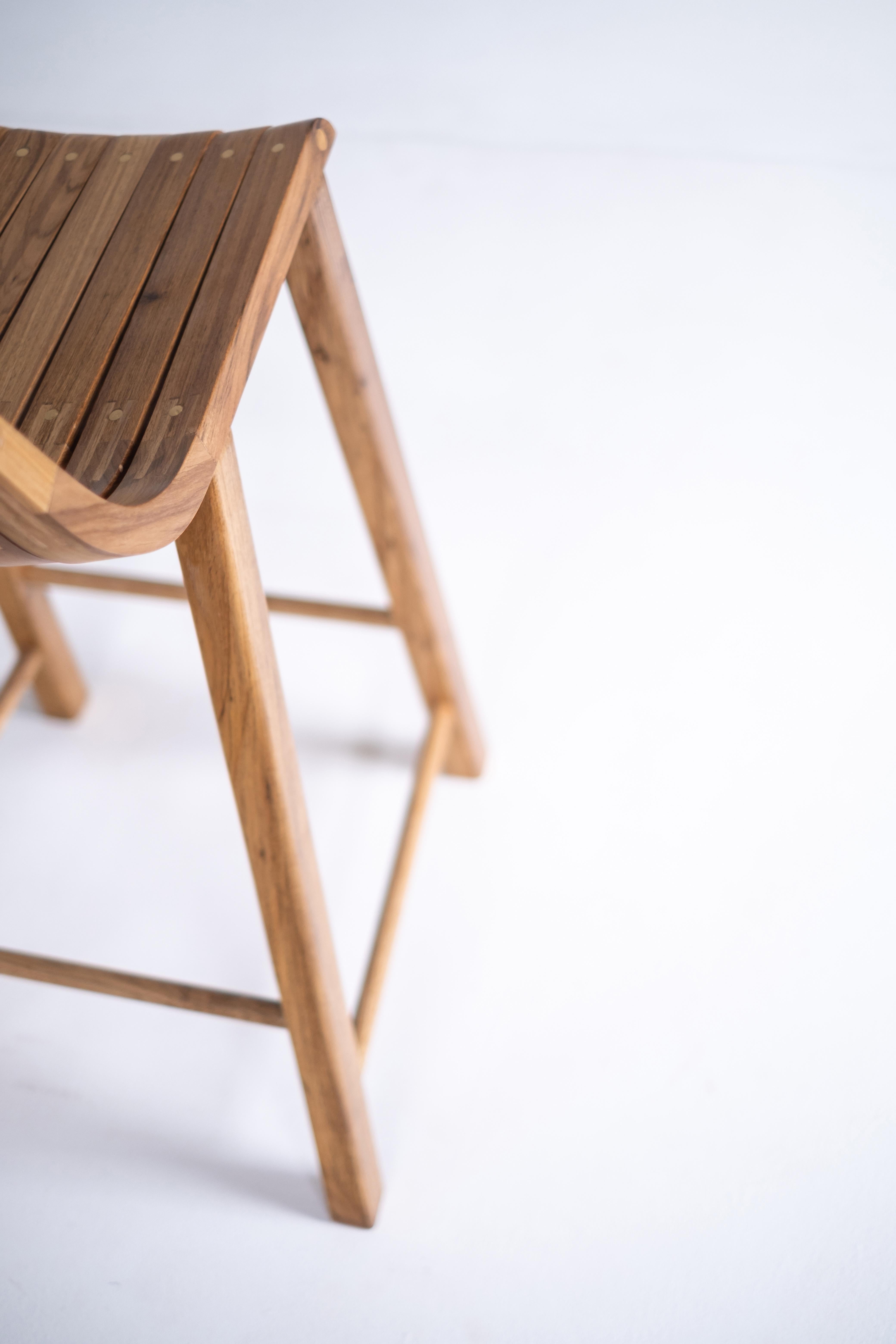 Tabouret contemporain en bois 'Caverna' du Studio brésilien Knót Artesanal en vente 1