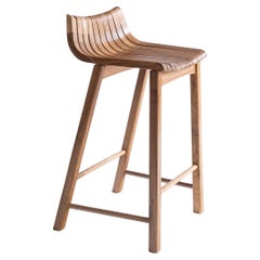 Sgabello contemporaneo in legno 'Caverna' dello Studio brasiliano Knót Artesanal