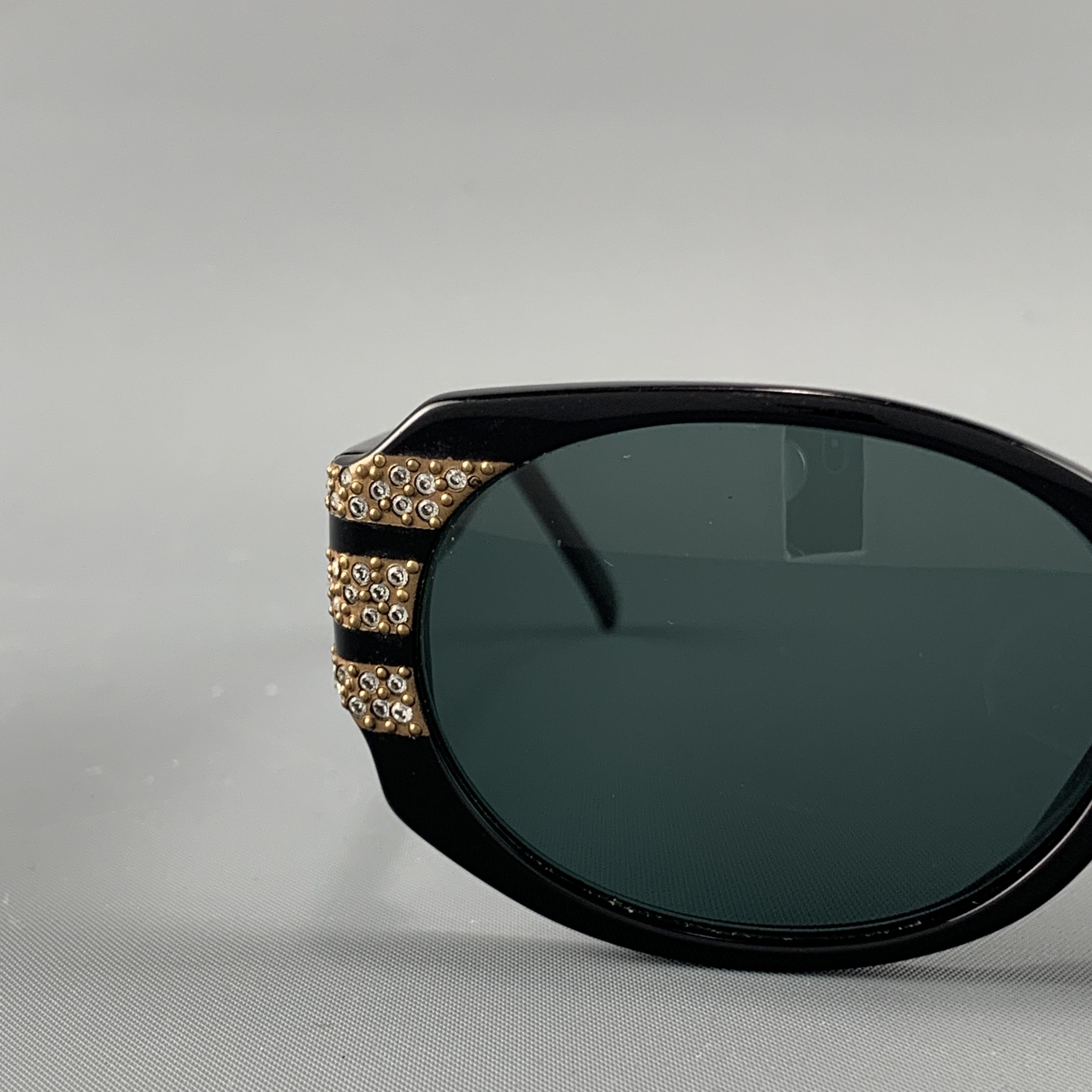 CAVIAR Jubilee series sunglasses come in black acetate with gold tone stripes with Swarovski crystals. 

Very Good Pre-Owned Condition.
Marked: M3255 56/47 140 C24

Measurements:

Length: 14 cm.
Height: 4.5 cm.
