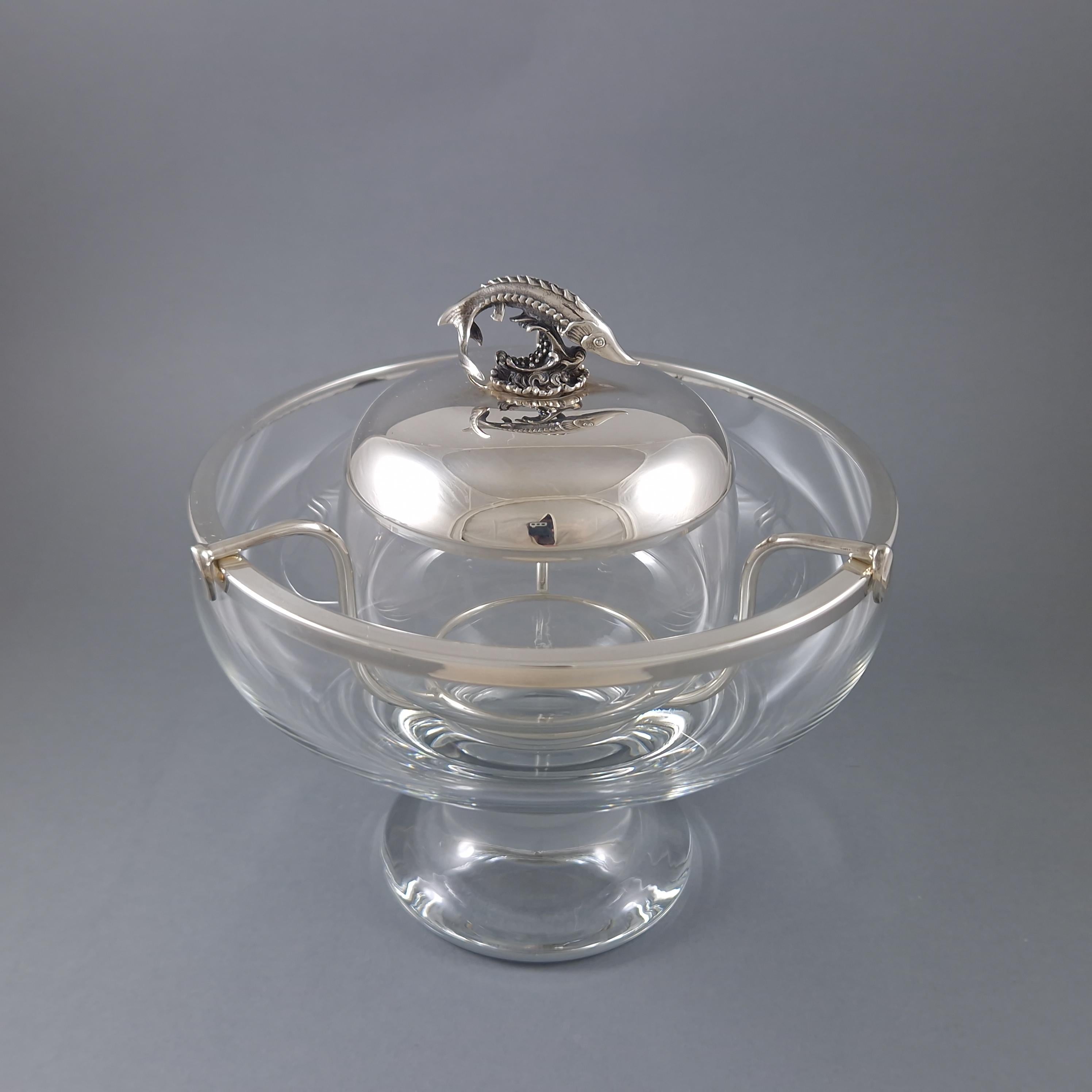 Caviar bowl in glass and sterling silver decor with a sturgeon 
925 silver hallmark 
Total height: 17.3 cm 
Height of the bowl: 12.3 cm 
Diameter: 17 cm 
Diameter of the inner bowl: 9.4 cm