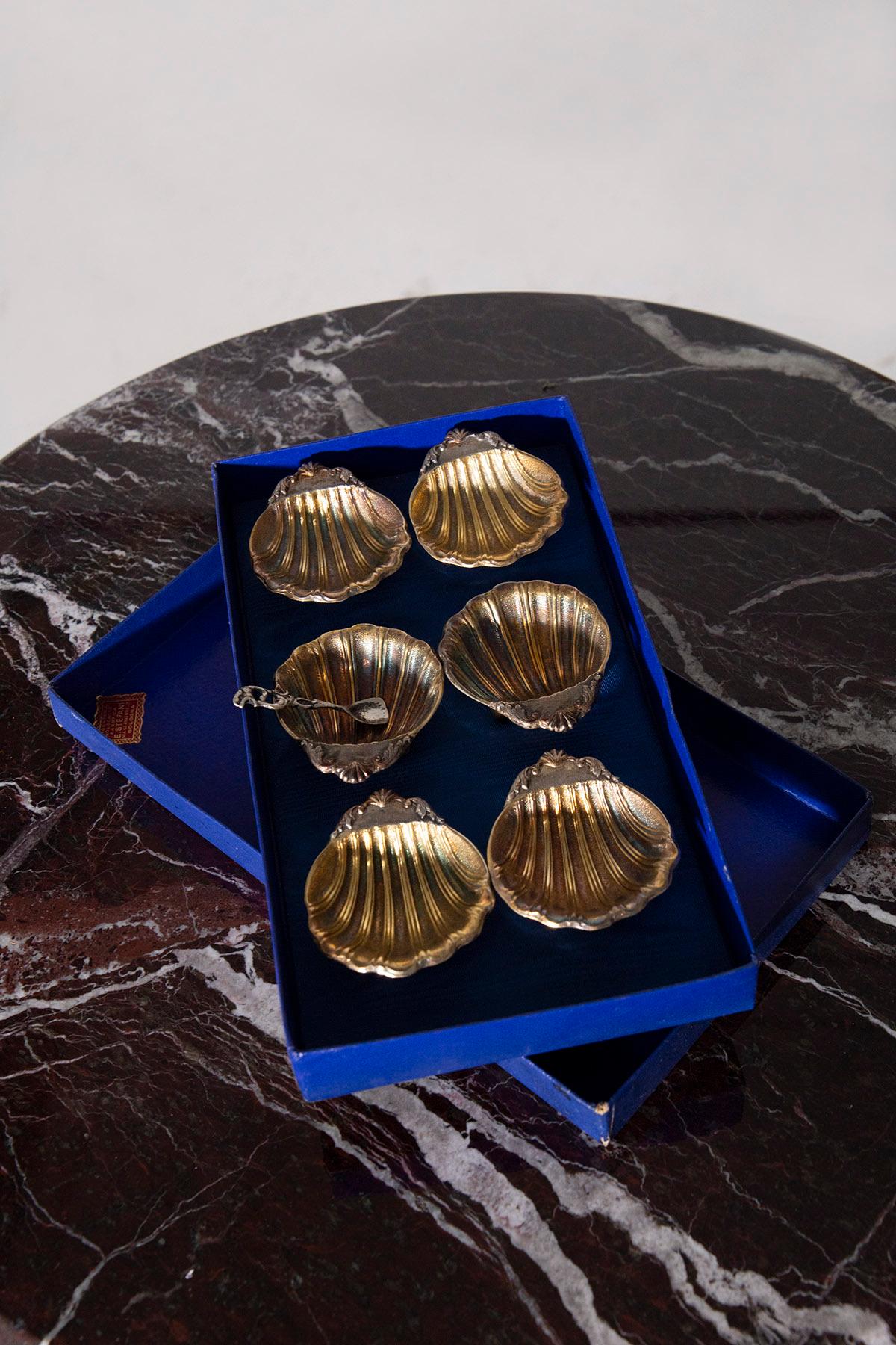 Un ensemble extraordinaire de couverts à caviar en argent plaqué des années 1970, portant l'emblème d'E. Stefani, une entreprise italienne emblématique qui a marqué l'histoire de l'orfèvrerie. Cet ensemble est un témoignage vivant de l'habileté et