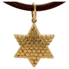 Pendentif ou bouton «aviar Magen David » en forme d'étoile de David en or jaune avec chaton