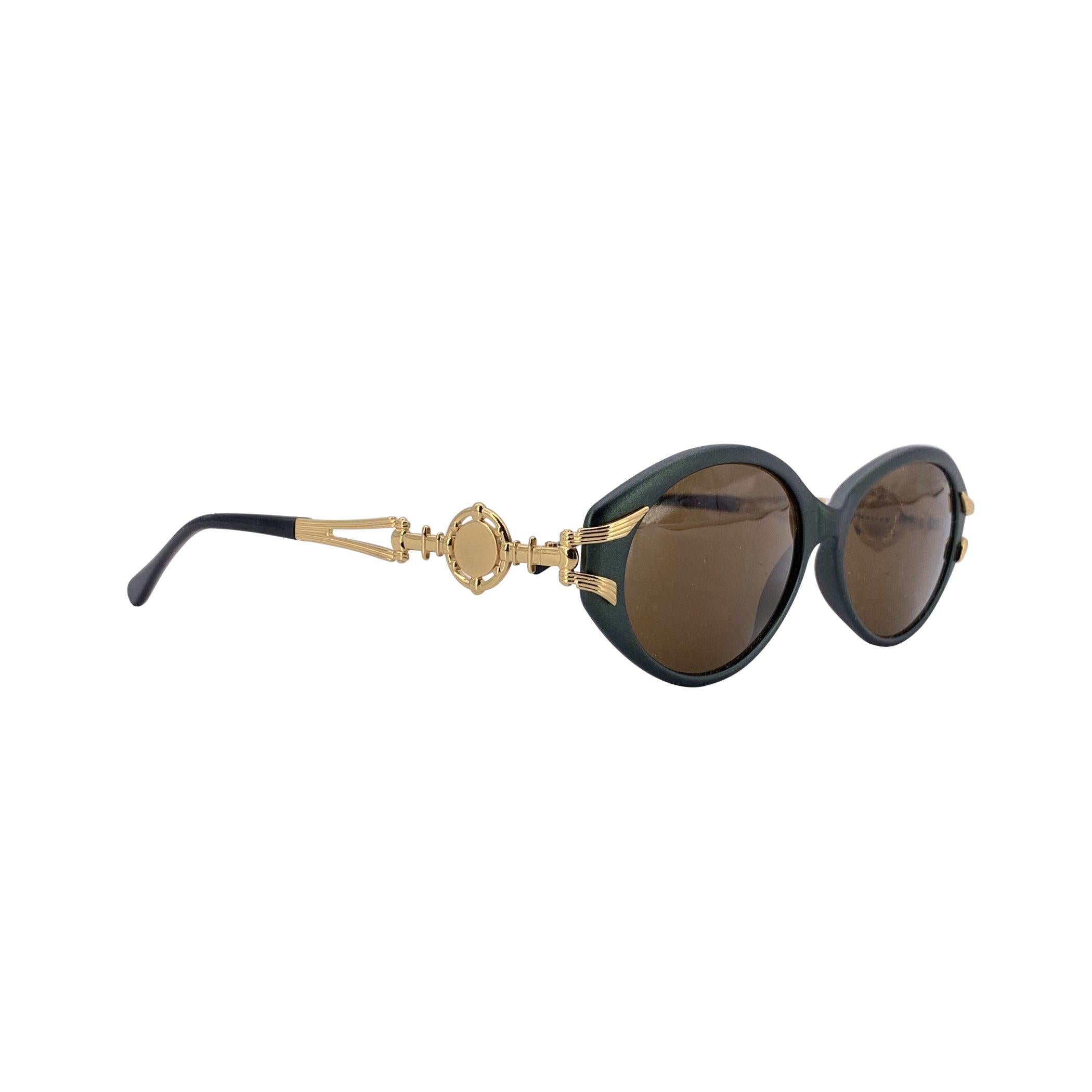 Reprenant l'élégance raffinée du design italien des années 1980, ces lunettes de soleil Vintage Caviar Oval Mod. 2360 C.C. incarnent le luxe discret avec une touche de modernité. Leur monture vert mat apporte une tonalité sophistiquée et